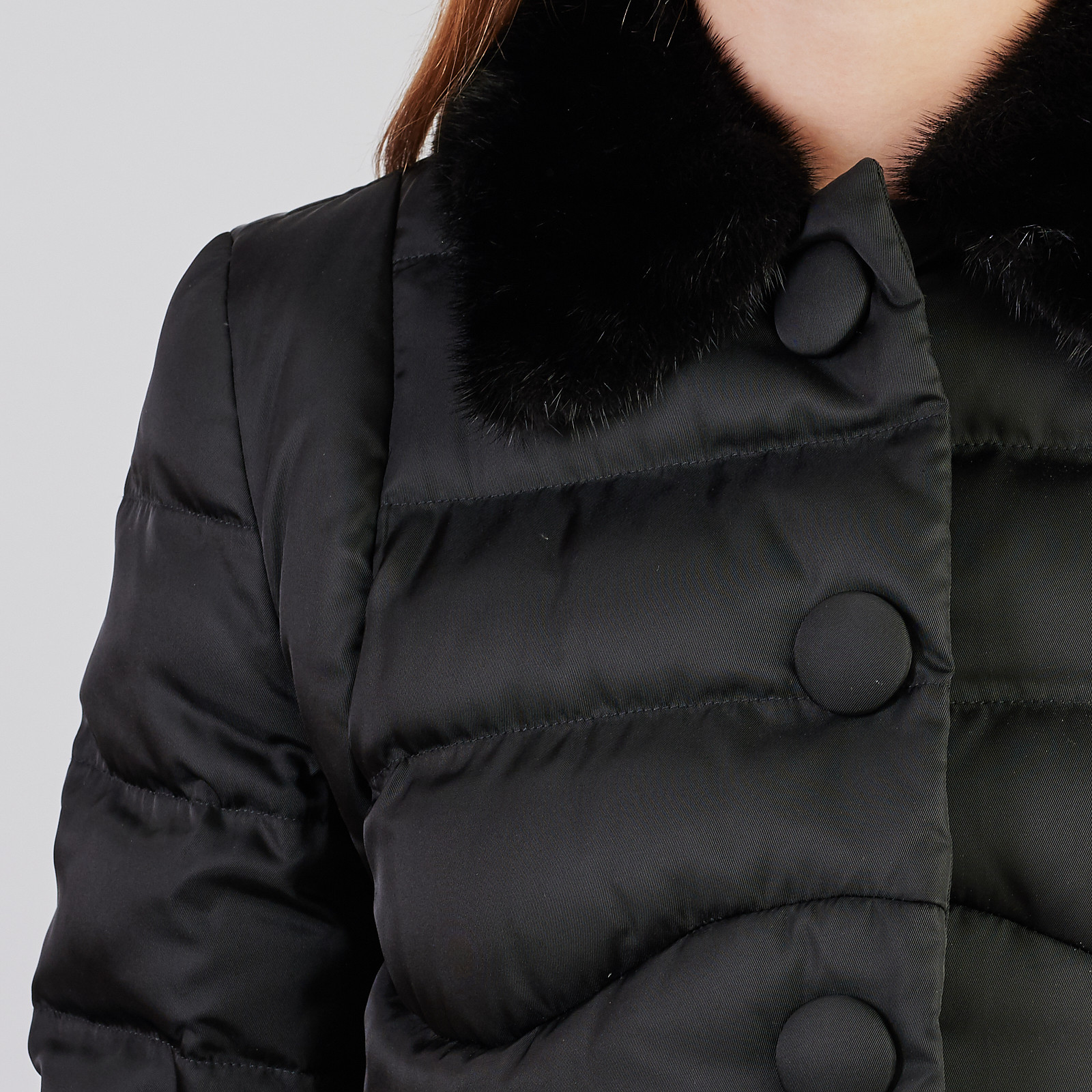 Пуховик черного цвета Prada - фото из каталога магазина брендовой одежды Second Friend Store Пуховик Prada - купить оригинал в секонд-хенде SFS - 4