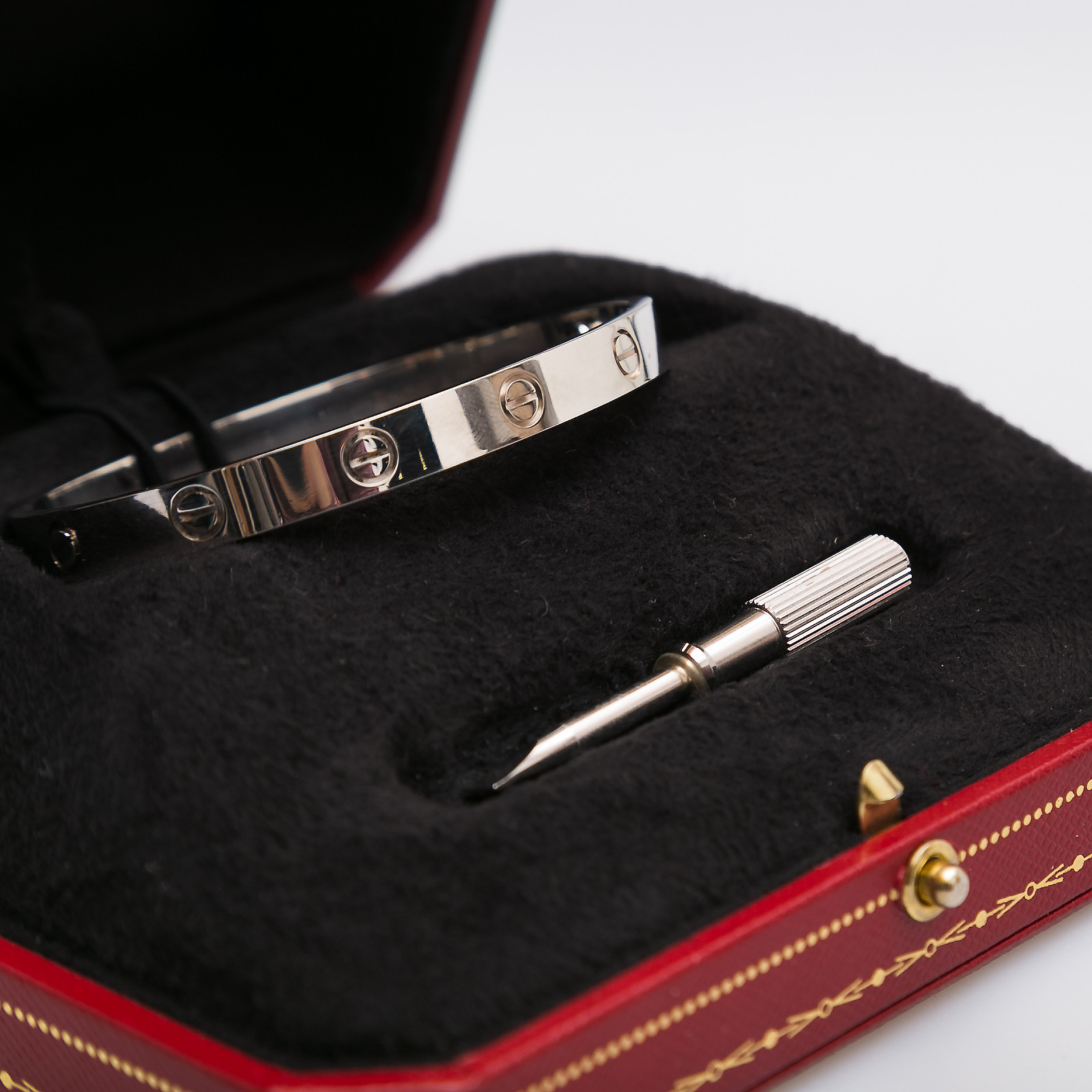 Браслет серебряного цвета Cartier - фото из каталога магазина брендовой одежды Second Friend Store Браслет Cartier - купить оригинал в секонд-хенде SFS - 9