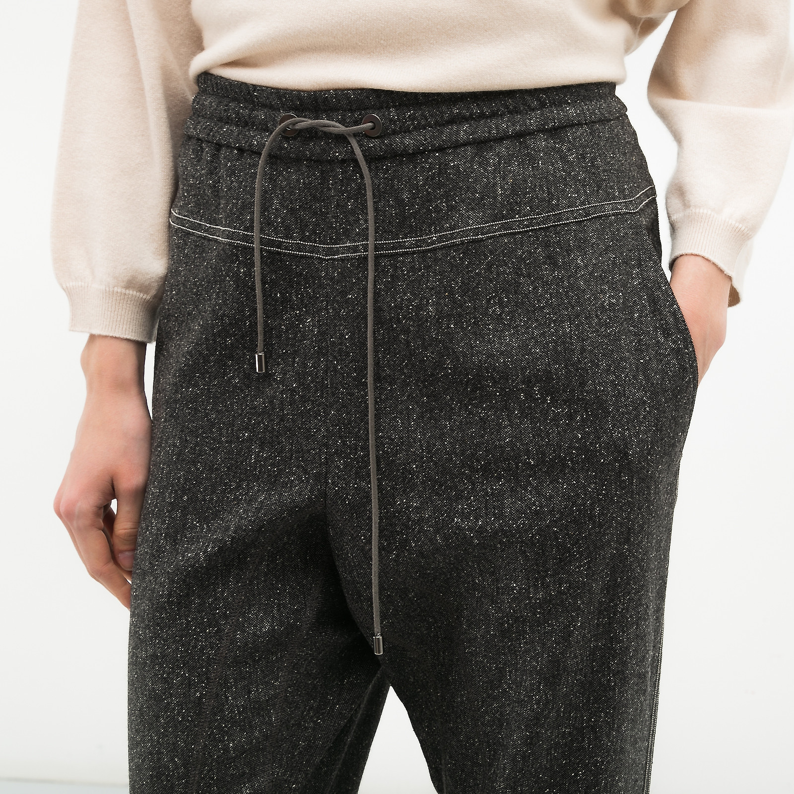 Брюки серого цвета Brunello Cucinelli - фото из каталога магазина брендовой одежды Second Friend Store Брюки Brunello Cucinelli - купить оригинал в секонд-хенде SFS - 4