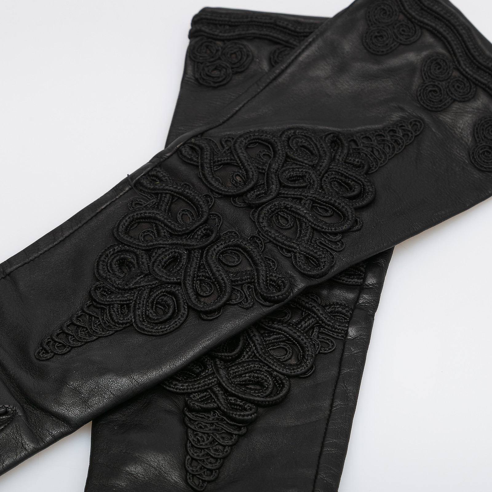 Перчатки черного цвета Prada - фото из каталога магазина брендовой одежды Second Friend Store Перчатки Prada - купить оригинал в секонд-хенде SFS - 4