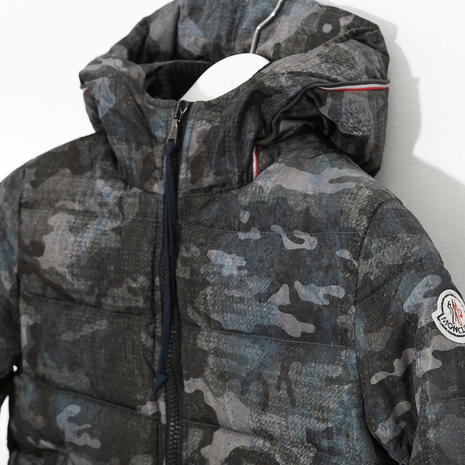 Пуховик серого цвета Moncler - фото из каталога магазина брендовой одежды Second Friend Store Пуховик Moncler - купить оригинал в секонд-хенде SFS - 3