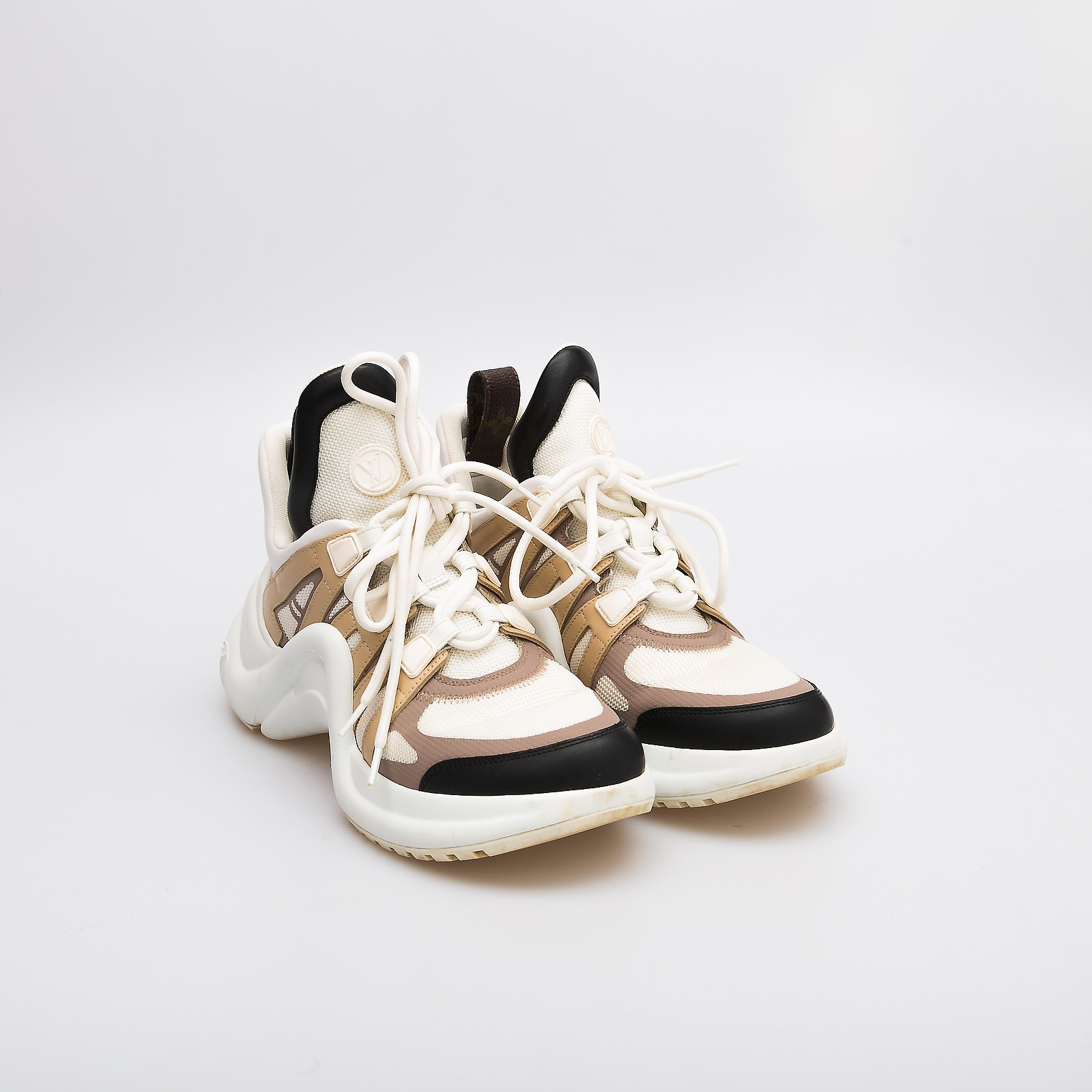 Кроссовки белого цвета Louis Vuitton - фото из каталога магазина брендовой одежды Second Friend Store Кроссовки Louis Vuitton - купить оригинал в секонд-хенде SFS - 2