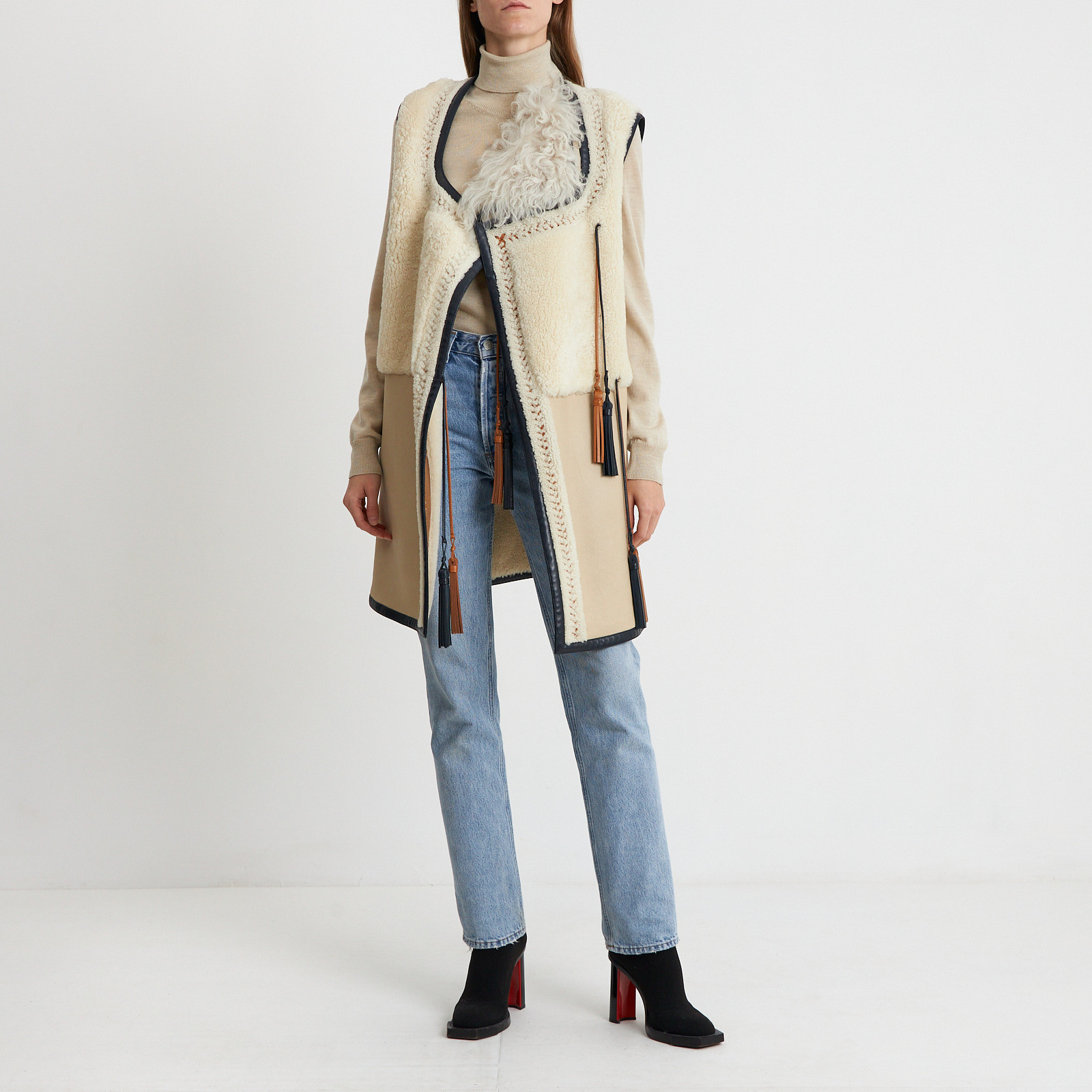 Жилет бежевого цвета Chloe - фото из каталога магазина брендовой одежды Second Friend Store Жилет Chloe - купить оригинал в секонд-хенде SFS - 2