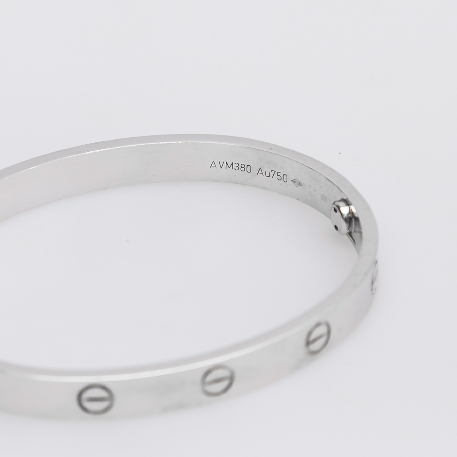 Браслет серебряного цвета Cartier - фото из каталога магазина брендовой одежды Second Friend Store Браслет Cartier - купить оригинал в секонд-хенде SFS - 7