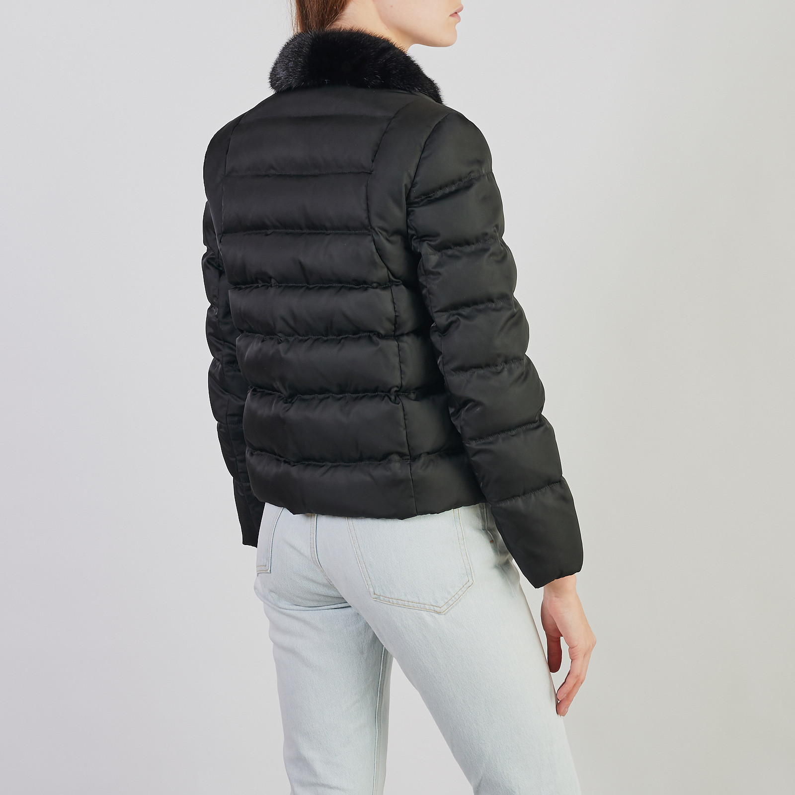 Пуховик черного цвета Prada - фото из каталога магазина брендовой одежды Second Friend Store Пуховик Prada - купить оригинал в секонд-хенде SFS - 2