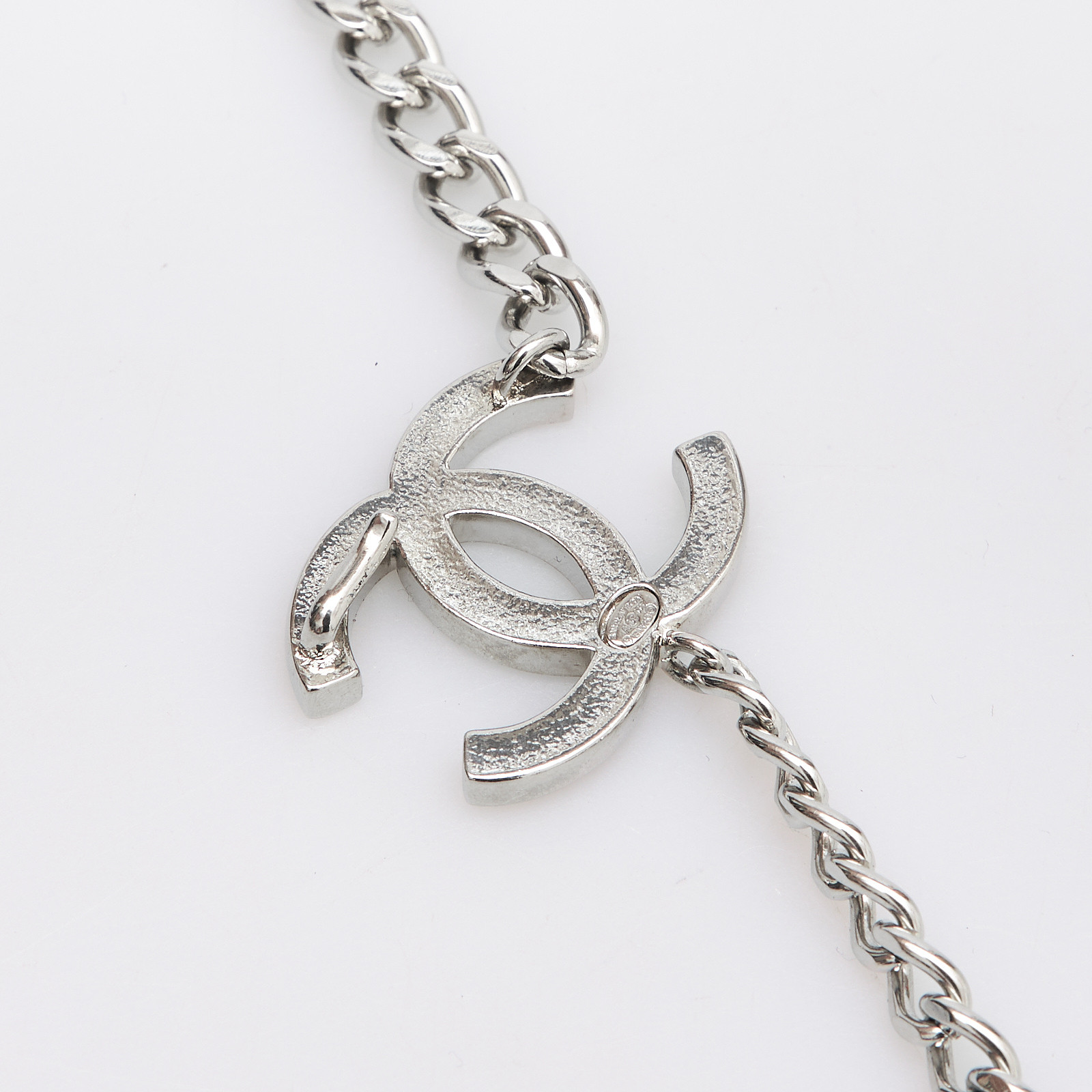 Пояс серебряного цвета Chanel - фото из каталога магазина брендовой одежды Second Friend Store Пояс Chanel - купить оригинал в секонд-хенде SFS - 5