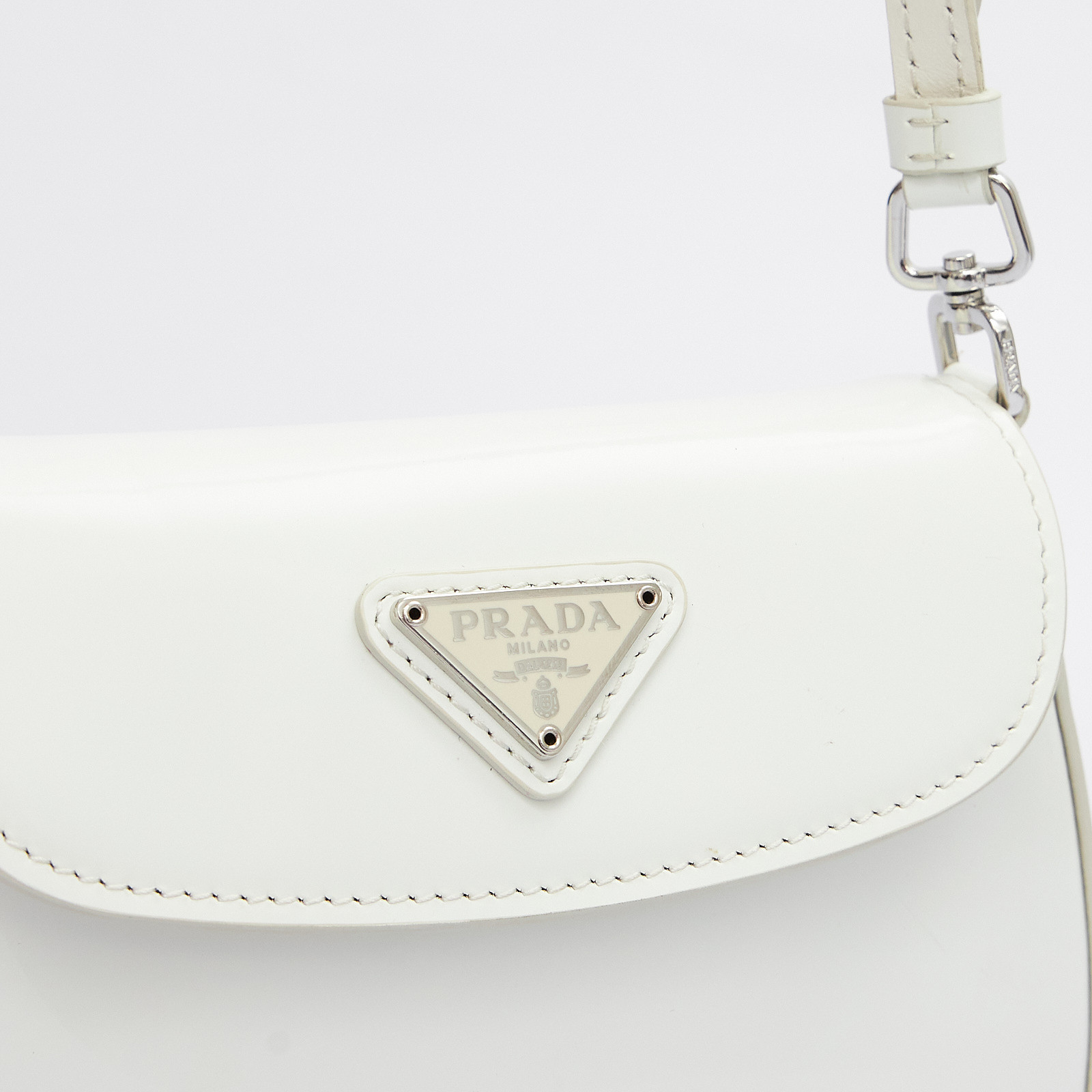 Сумка белого цвета Prada - фото из каталога магазина брендовой одежды Second Friend Store Сумка Prada - купить оригинал в секонд-хенде SFS - 5