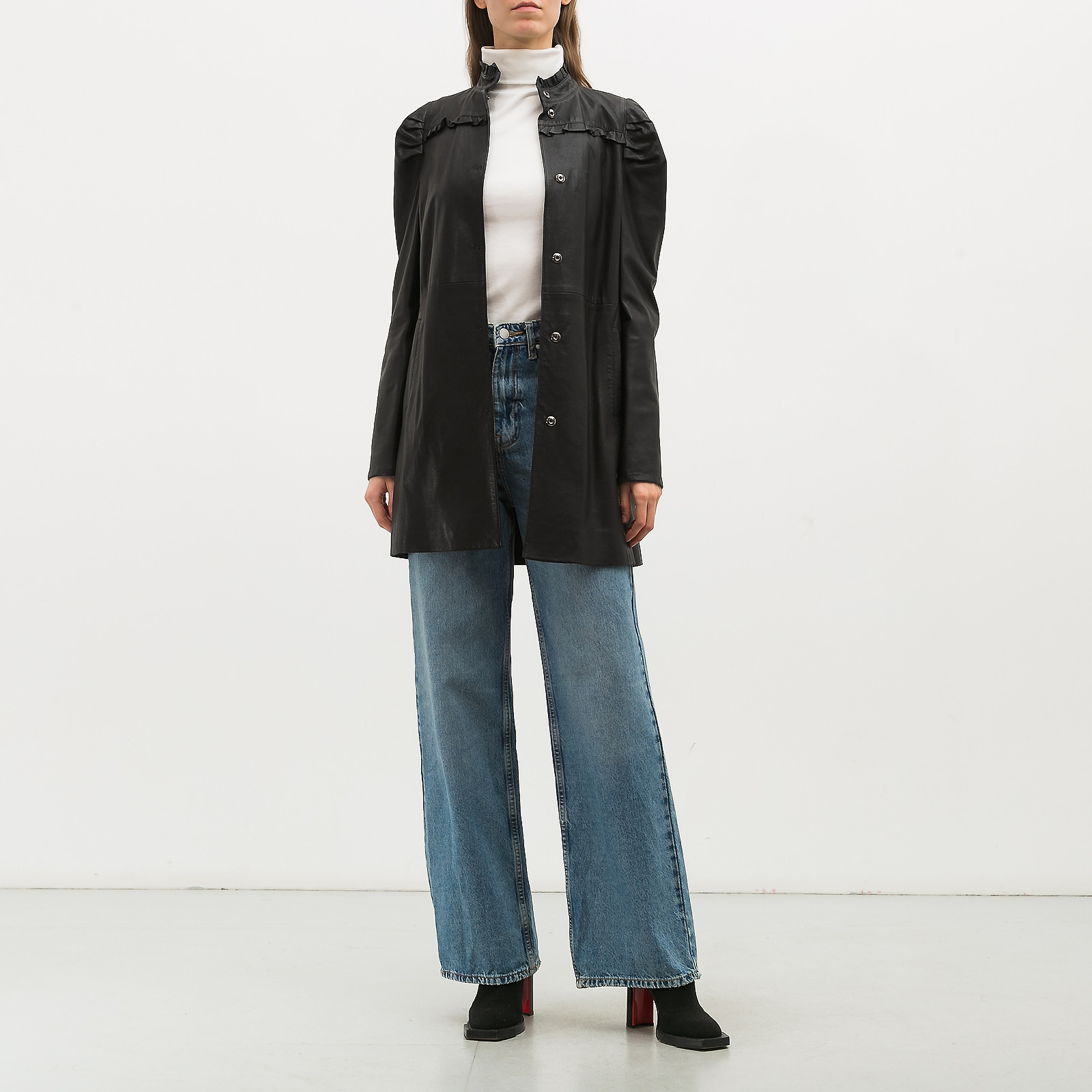 Плащ черного цвета Miu Miu - фото из каталога магазина брендовой одежды Second Friend Store Плащ Miu Miu - купить оригинал в секонд-хенде SFS - 2