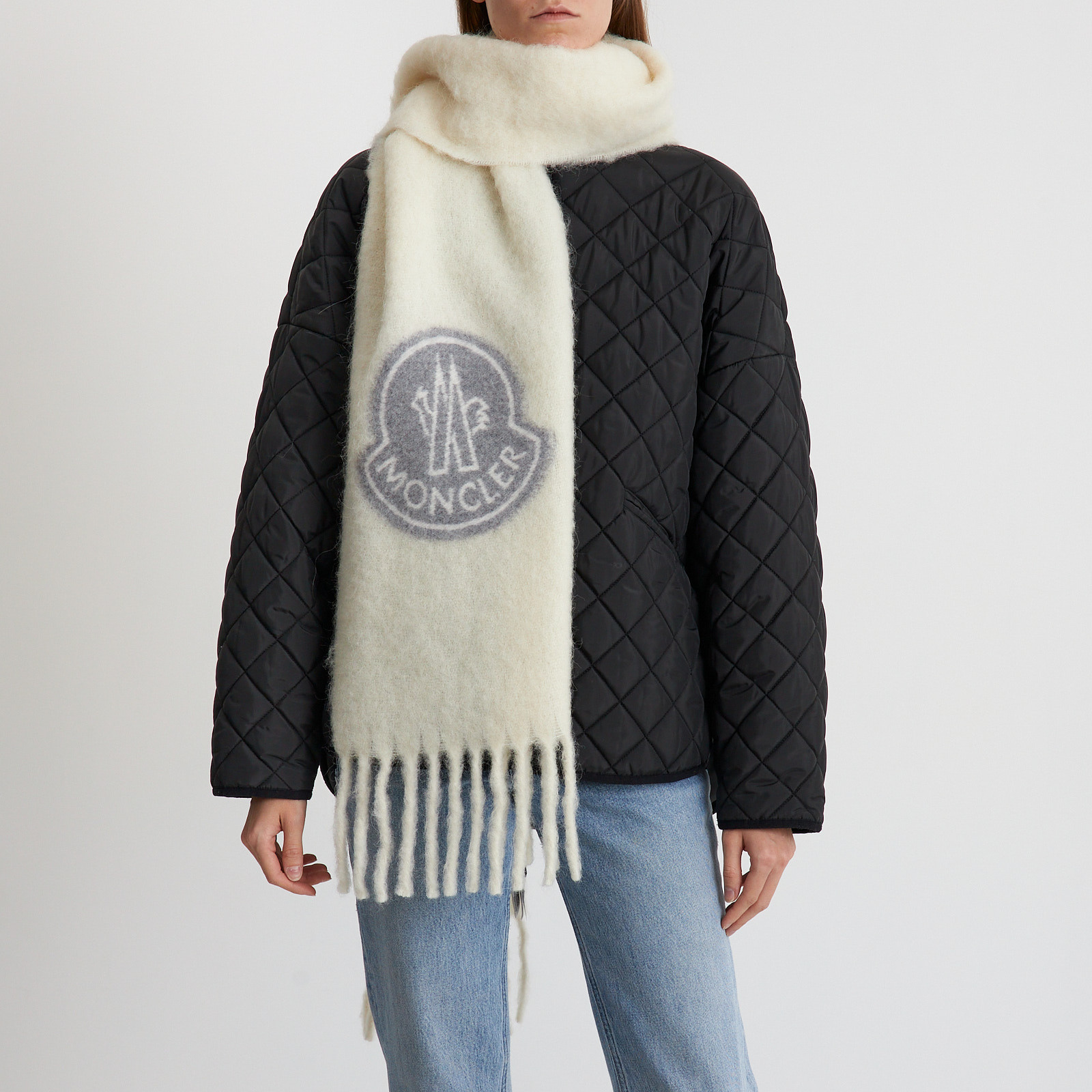 Шарф белого цвета Moncler - фото из каталога магазина брендовой одежды Second Friend Store Шарф Moncler - купить оригинал в секонд-хенде SFS - 2