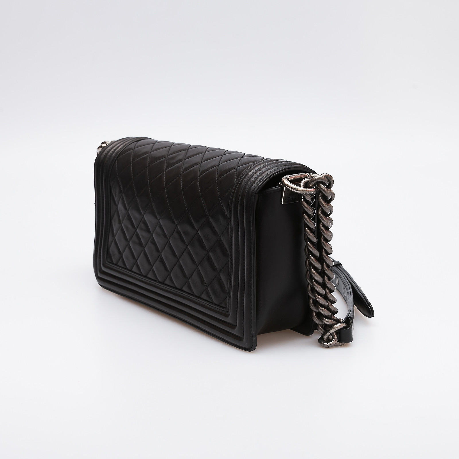 Сумка черного цвета Chanel - фото из каталога магазина брендовой одежды Second Friend Store Сумка Chanel - купить оригинал в секонд-хенде SFS - 3