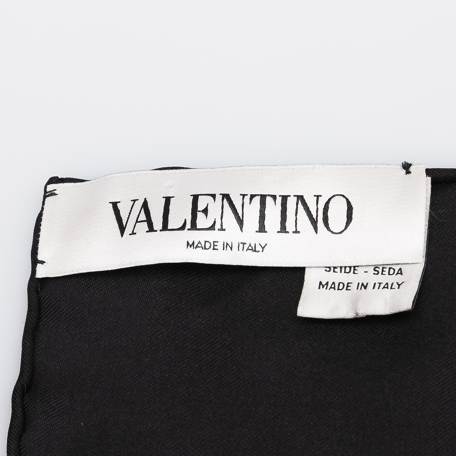 Платок черного цвета Valentino - фото из каталога магазина брендовой одежды Second Friend Store Платок Valentino - купить оригинал в секонд-хенде SFS - 4