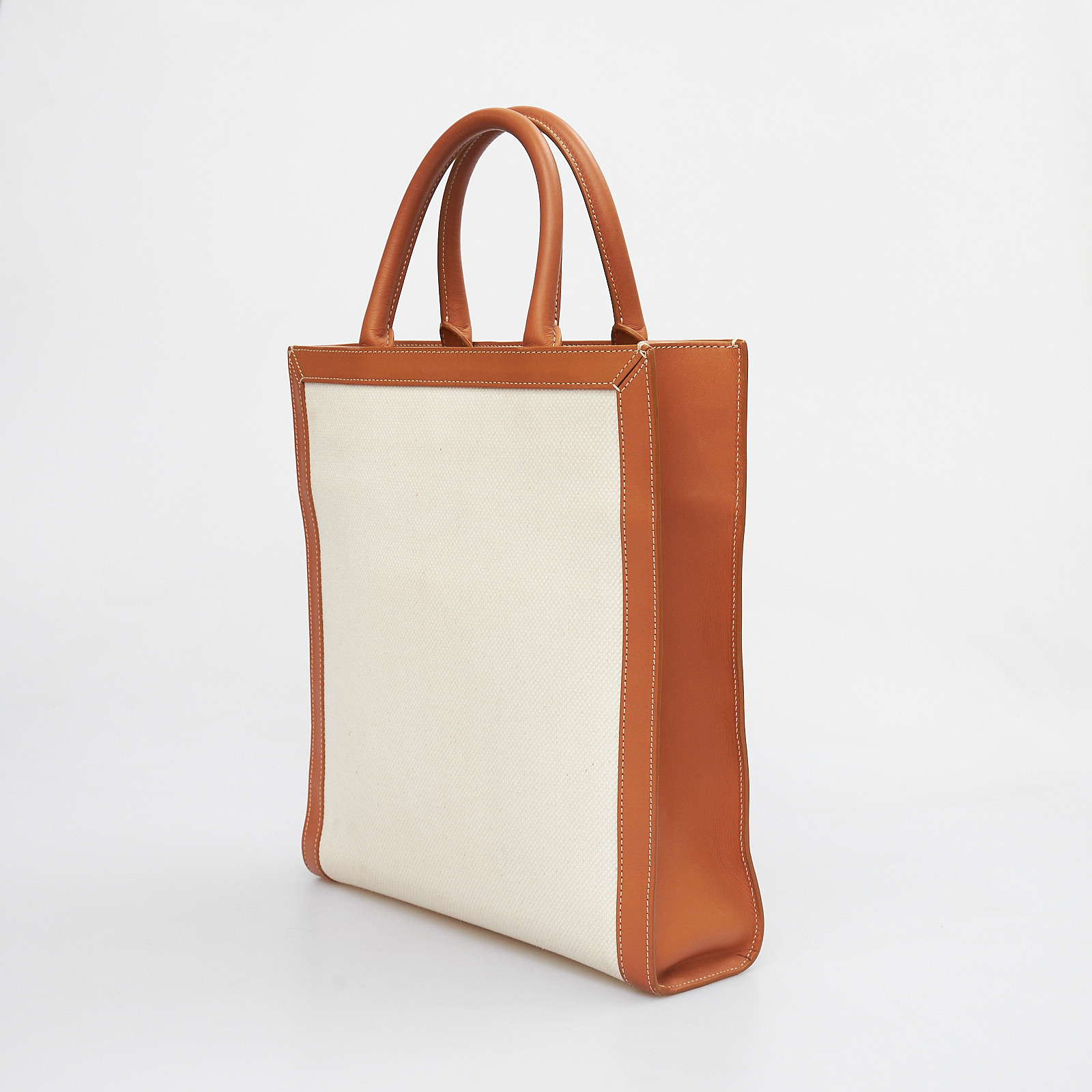 Сумка белого цвета Celine - фото из каталога магазина брендовой одежды Second Friend Store Сумка Celine - купить оригинал в секонд-хенде SFS - 3