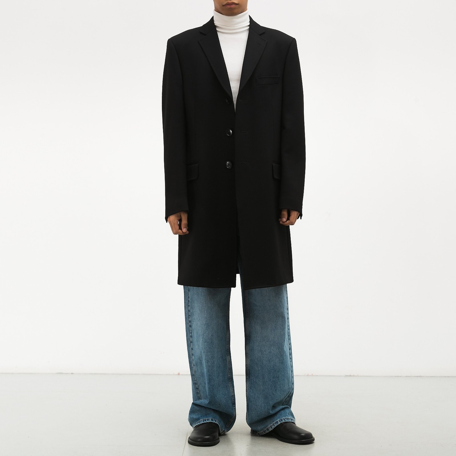 Пальто черного цвета Dolce&Gabbana - фото из каталога магазина брендовой одежды Second Friend Store Пальто Dolce&Gabbana - купить оригинал в секонд-хенде SFS - 3