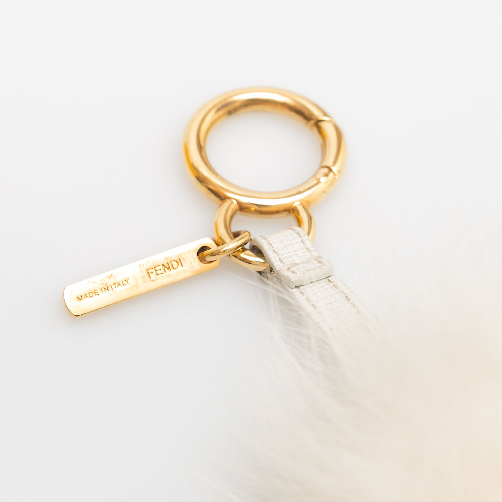 Брелок белого цвета Fendi - фото из каталога магазина брендовой одежды Second Friend Store Брелок Fendi - купить оригинал в секонд-хенде SFS - 3