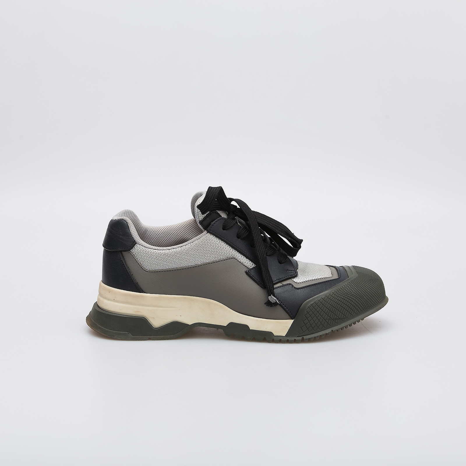 Кроссовки серого цвета Prada - фото из каталога магазина брендовой одежды Second Friend Store Кроссовки Prada - купить оригинал в секонд-хенде SFS - 1