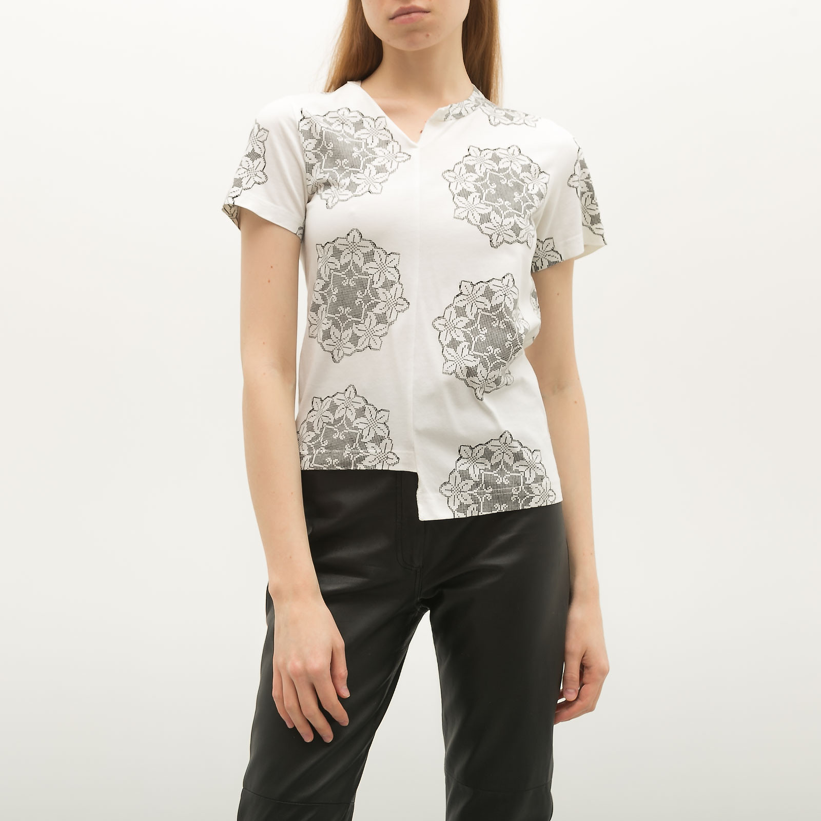 Футболка белого цвета Comme des Garcons - фото из каталога магазина брендовой одежды Second Friend Store Футболка Comme des Garcons - купить оригинал в секонд-хенде SFS - 1