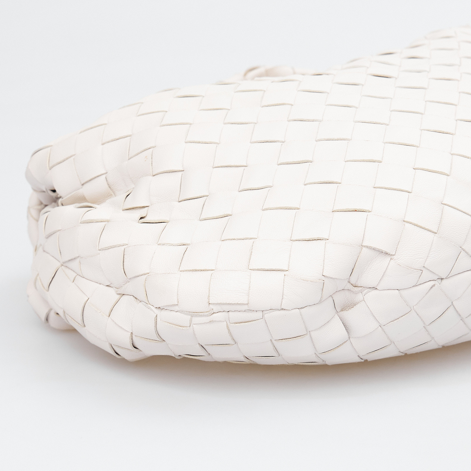 Сумка  белого цвета Bottega Veneta - фото из каталога магазина брендовой одежды Second Friend Store Сумка Bottega Veneta - купить оригинал в секонд-хенде SFS - 6