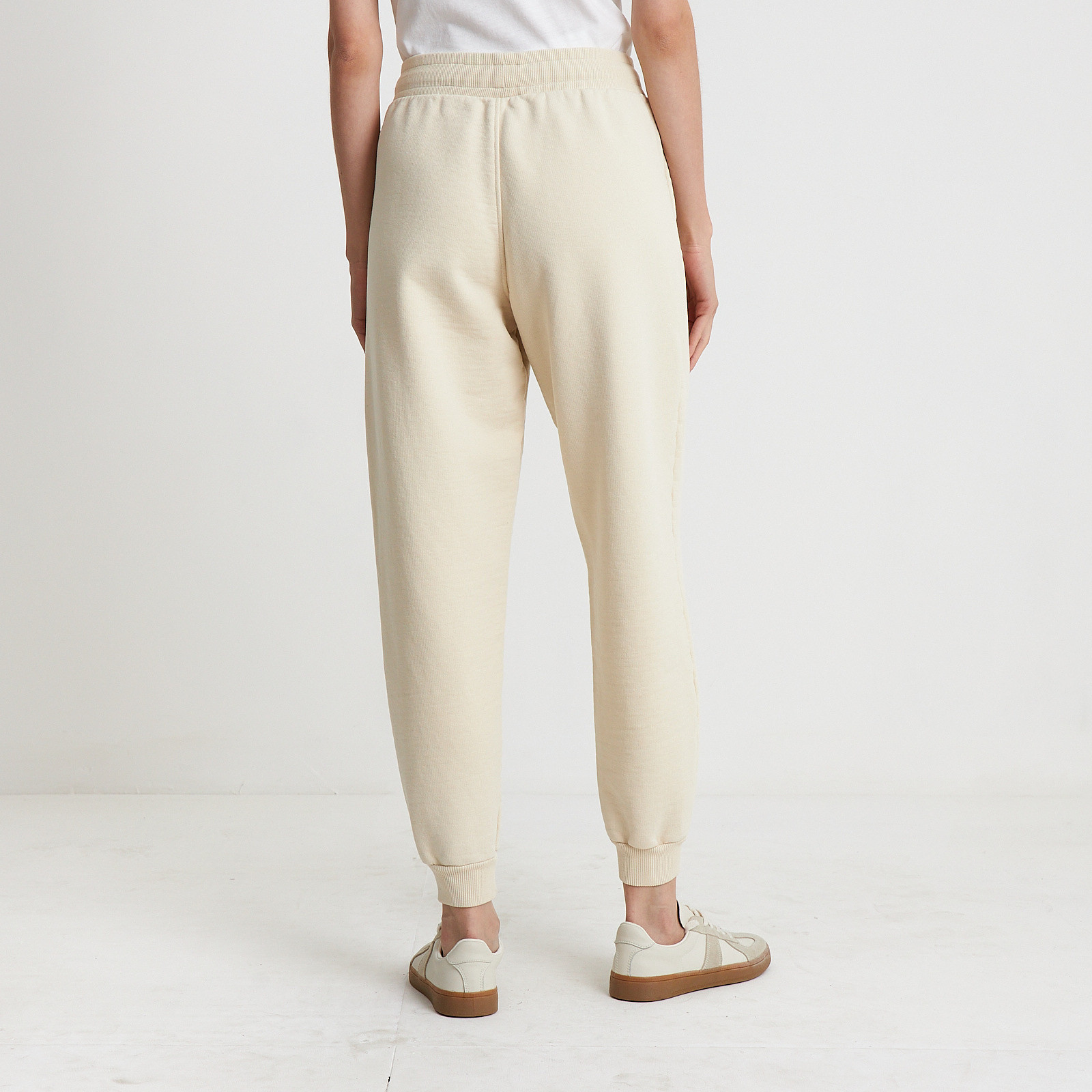 Брюки бежевого цвета Ami - фото из каталога магазина брендовой одежды Second Friend Store Брюки Ami - купить оригинал в секонд-хенде SFS - 3