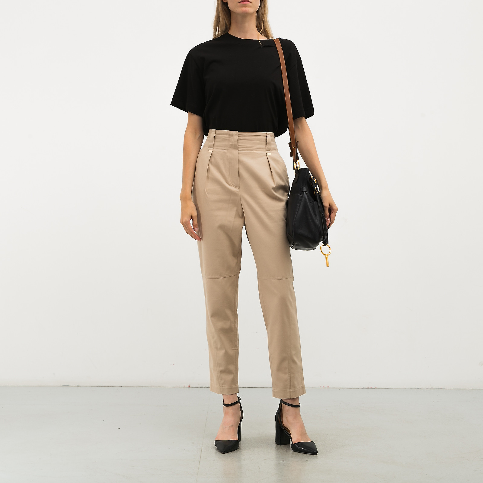 Брюки бежевого цвета Brunello Cucinelli - фото из каталога магазина брендовой одежды Second Friend Store Брюки Brunello Cucinelli - купить оригинал в секонд-хенде SFS - 3