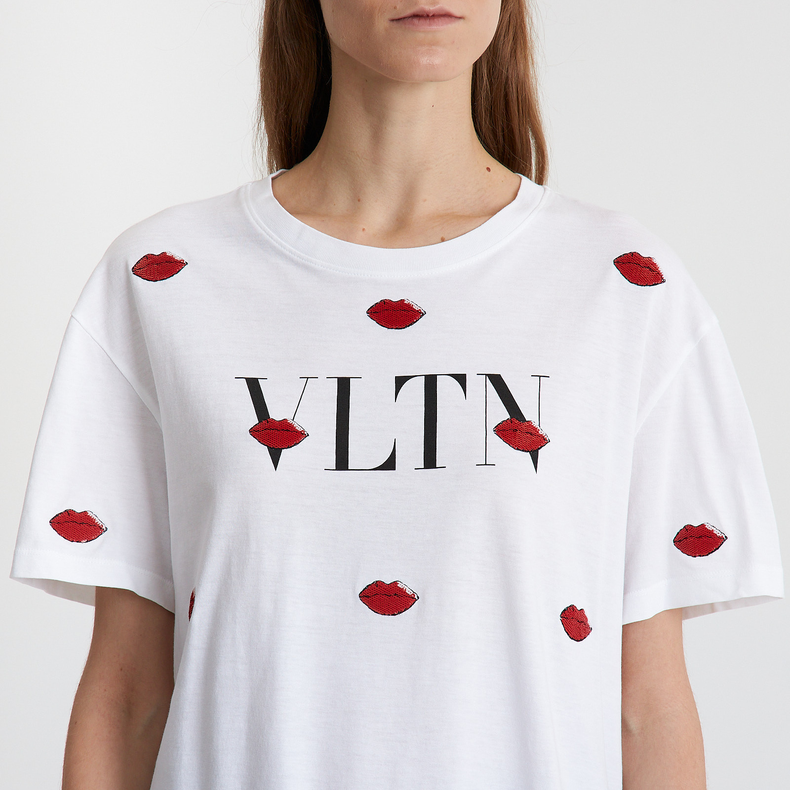 Футболка белого цвета Valentino - фото из каталога магазина брендовой одежды Second Friend Store Футболка Valentino - купить оригинал в секонд-хенде SFS - 4