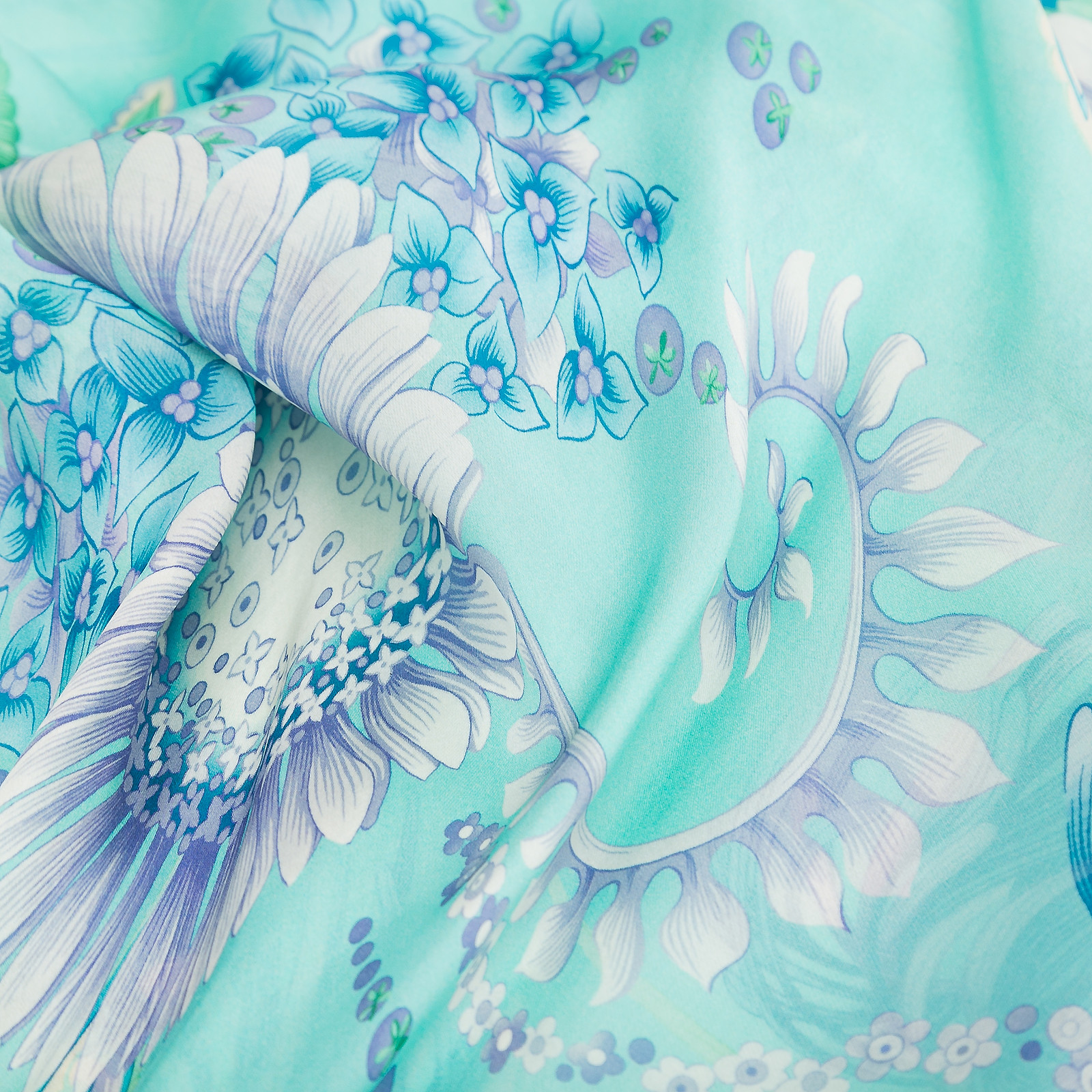 Платок голубого цвета Salvatore Ferragamo - фото из каталога магазина брендовой одежды Second Friend Store Платок Salvatore Ferragamo - купить оригинал в секонд-хенде SFS - 3