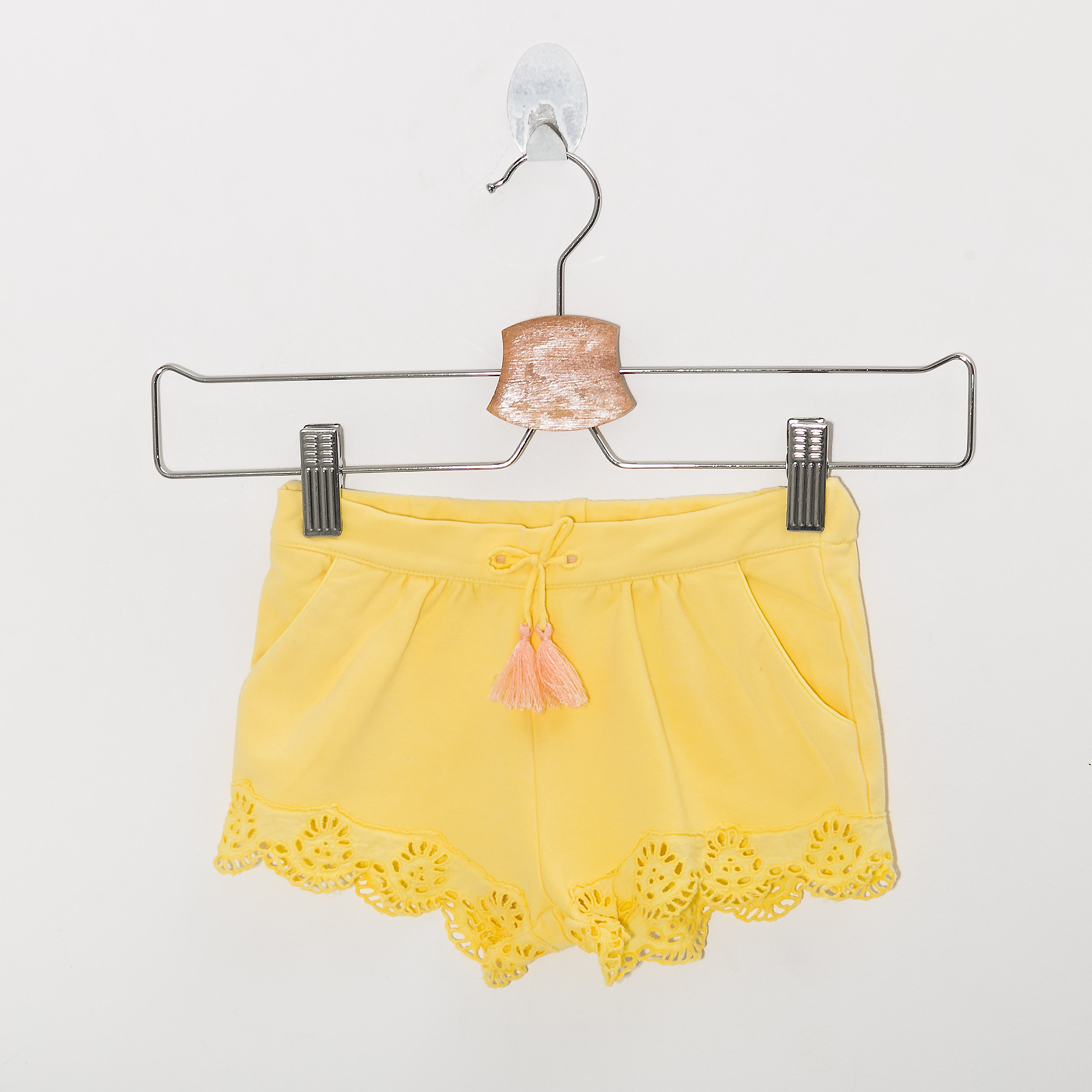 Шорты желтого цвета Chloe - фото из каталога магазина брендовой одежды Second Friend Store Шорты Chloe - купить оригинал в секонд-хенде SFS - 1