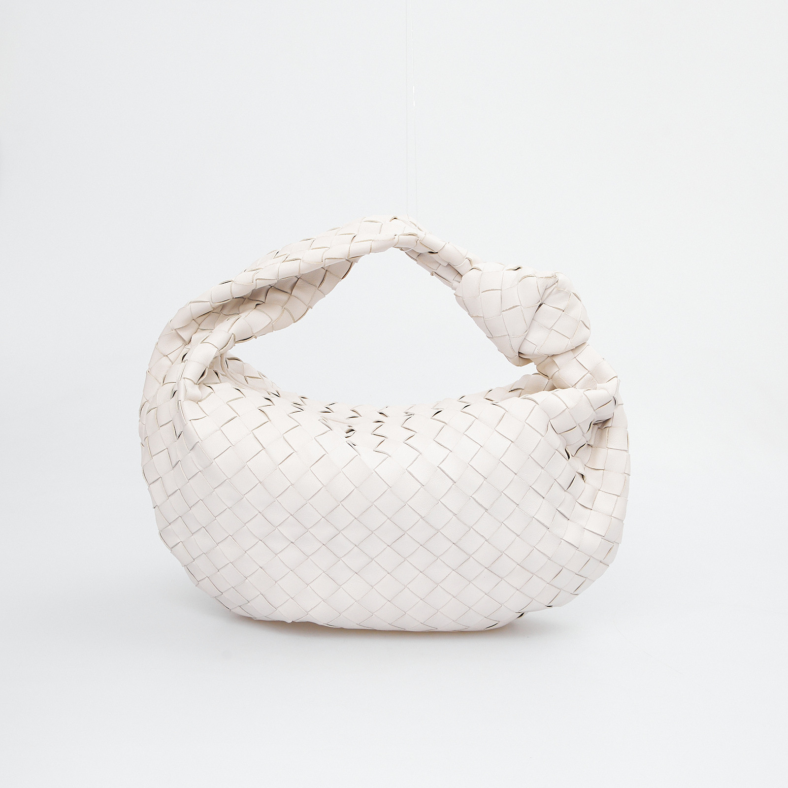 Сумка  белого цвета Bottega Veneta - фото из каталога магазина брендовой одежды Second Friend Store Сумка Bottega Veneta - купить оригинал в секонд-хенде SFS - 4