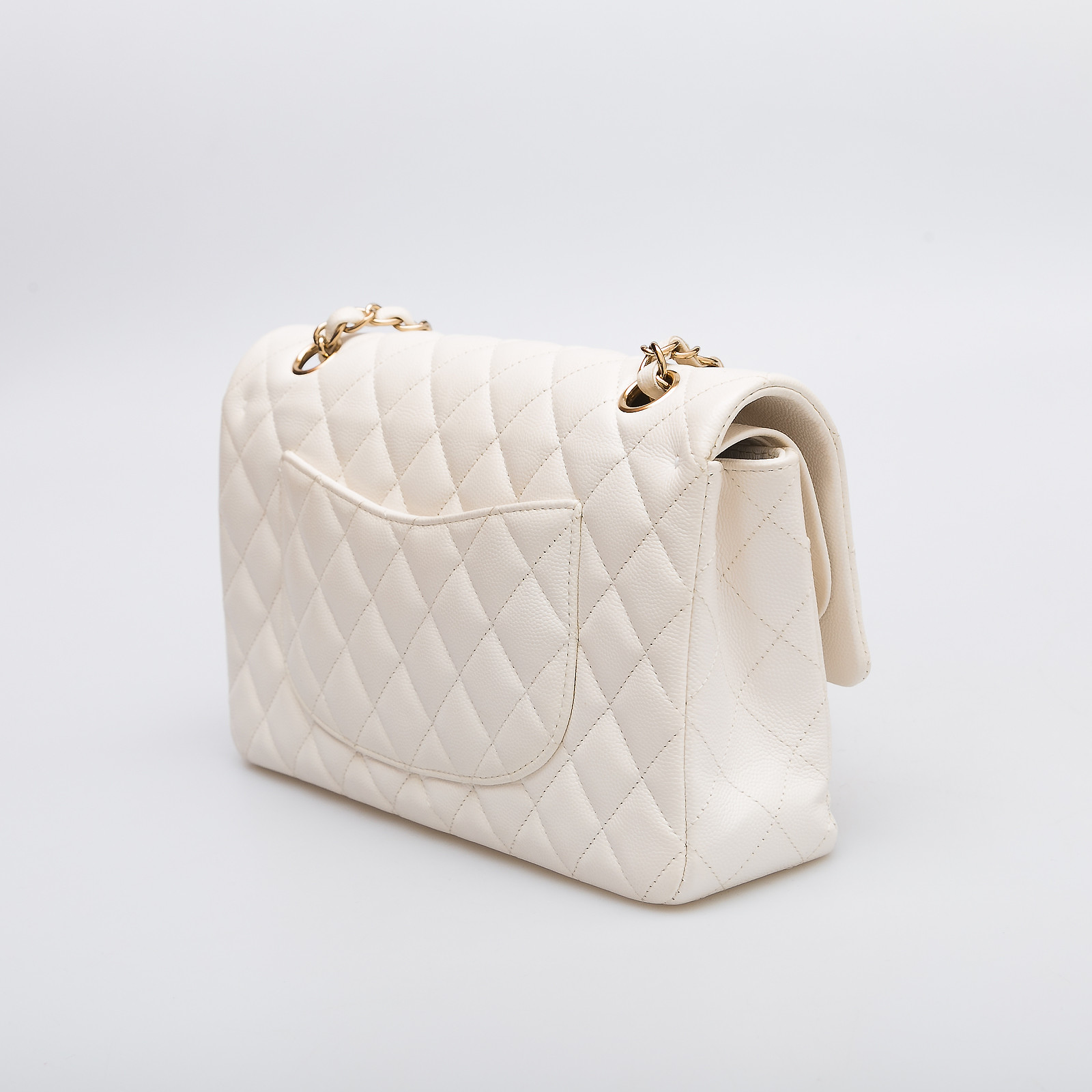 Сумка белого цвета Chanel - фото из каталога магазина брендовой одежды Second Friend Store Сумка Chanel - купить оригинал в секонд-хенде SFS - 3