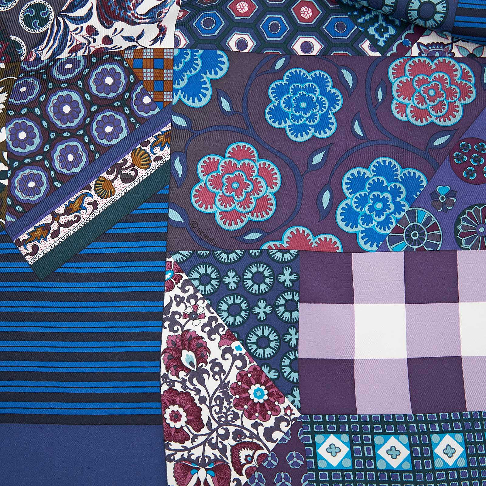 Платок синего цвета Hermes - фото из каталога магазина брендовой одежды Second Friend Store Платок Hermes - купить оригинал в секонд-хенде SFS - 3