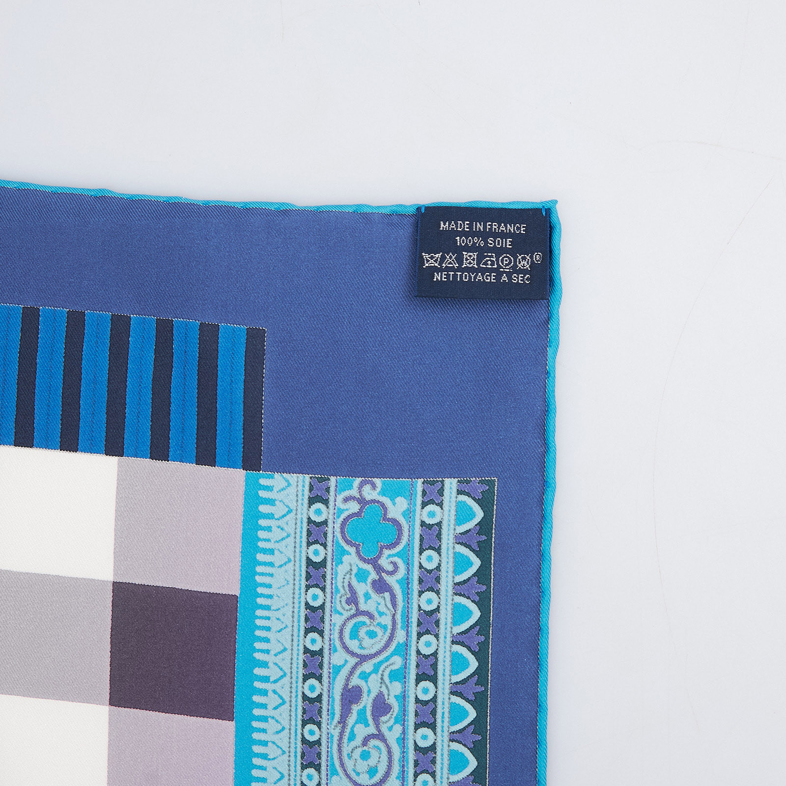 Платок синего цвета Hermes - фото из каталога магазина брендовой одежды Second Friend Store Платок Hermes - купить оригинал в секонд-хенде SFS - 5