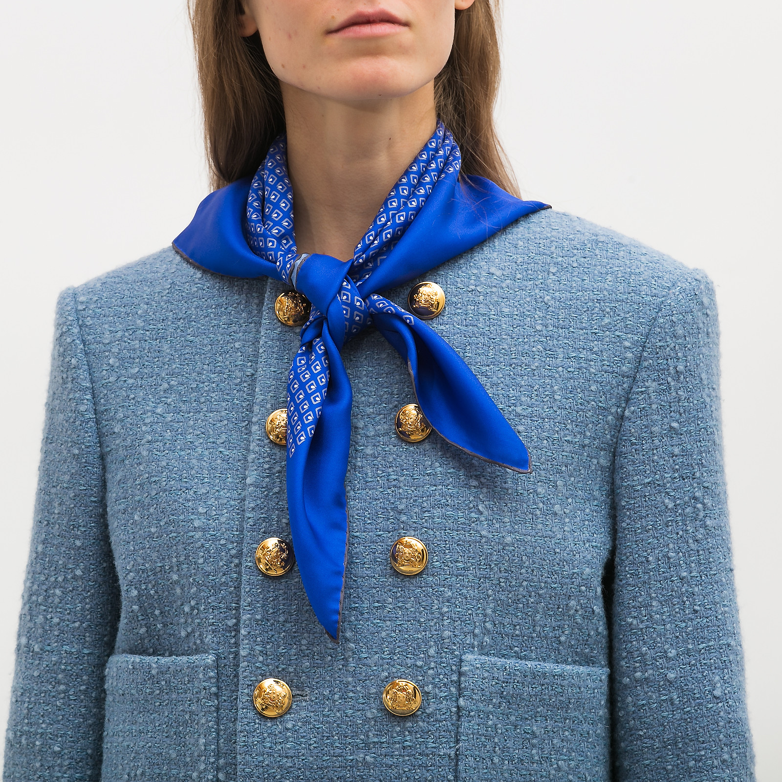 Платок синего цвета Valentino - фото из каталога магазина брендовой одежды Second Friend Store Платок Valentino - купить оригинал в секонд-хенде SFS - 2