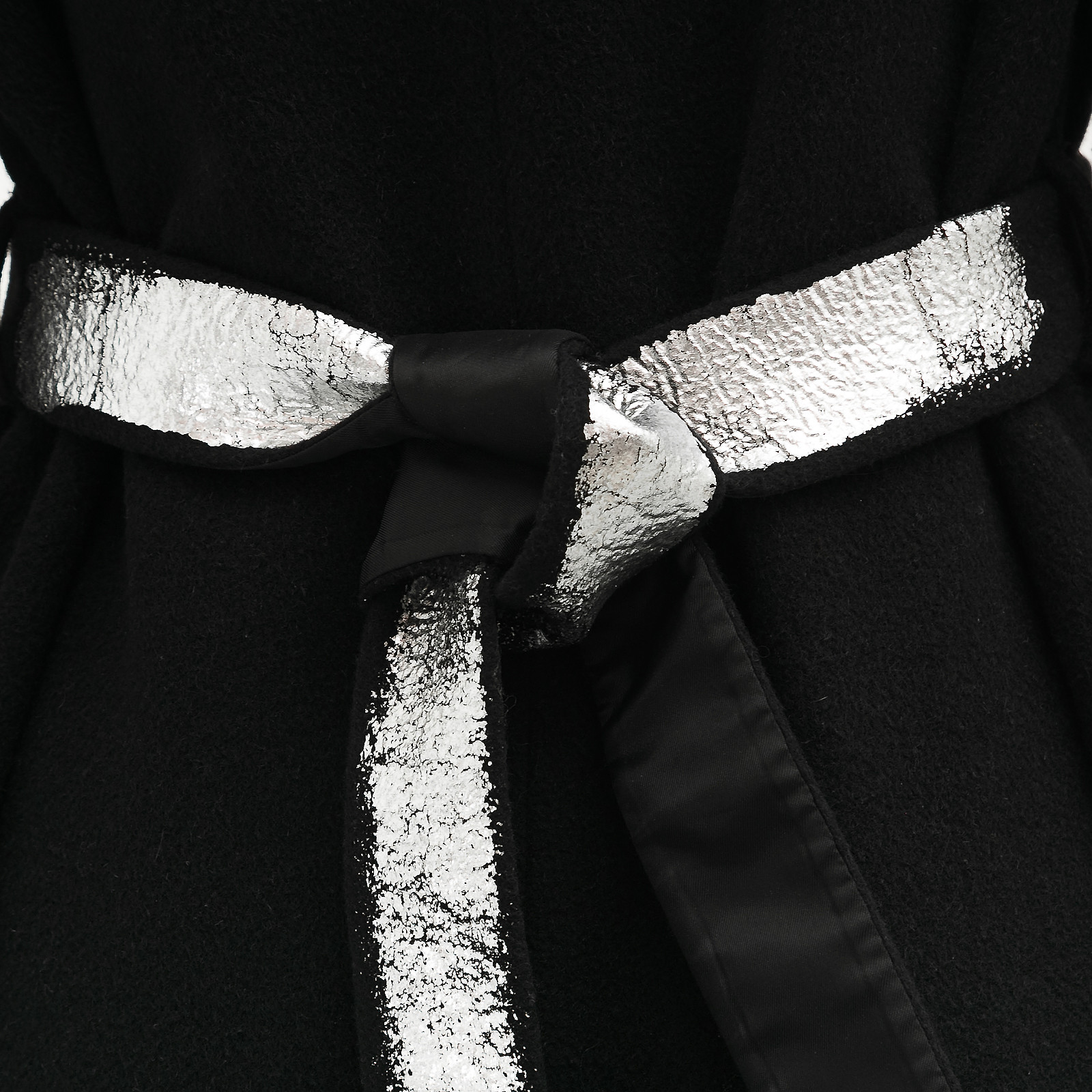 Пальто черного цвета MM6 Maison Margiela - фото из каталога магазина брендовой одежды Second Friend Store Пальто MM6 Maison Margiela - купить оригинал в секонд-хенде SFS - 5