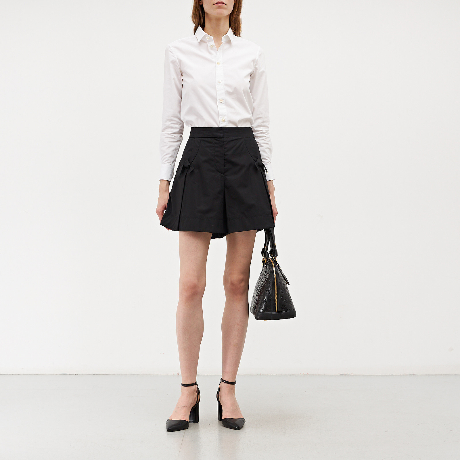 Шорты черного цвета Louis Vuitton - фото из каталога магазина брендовой одежды Second Friend Store Шорты Louis Vuitton - купить оригинал в секонд-хенде SFS - 2