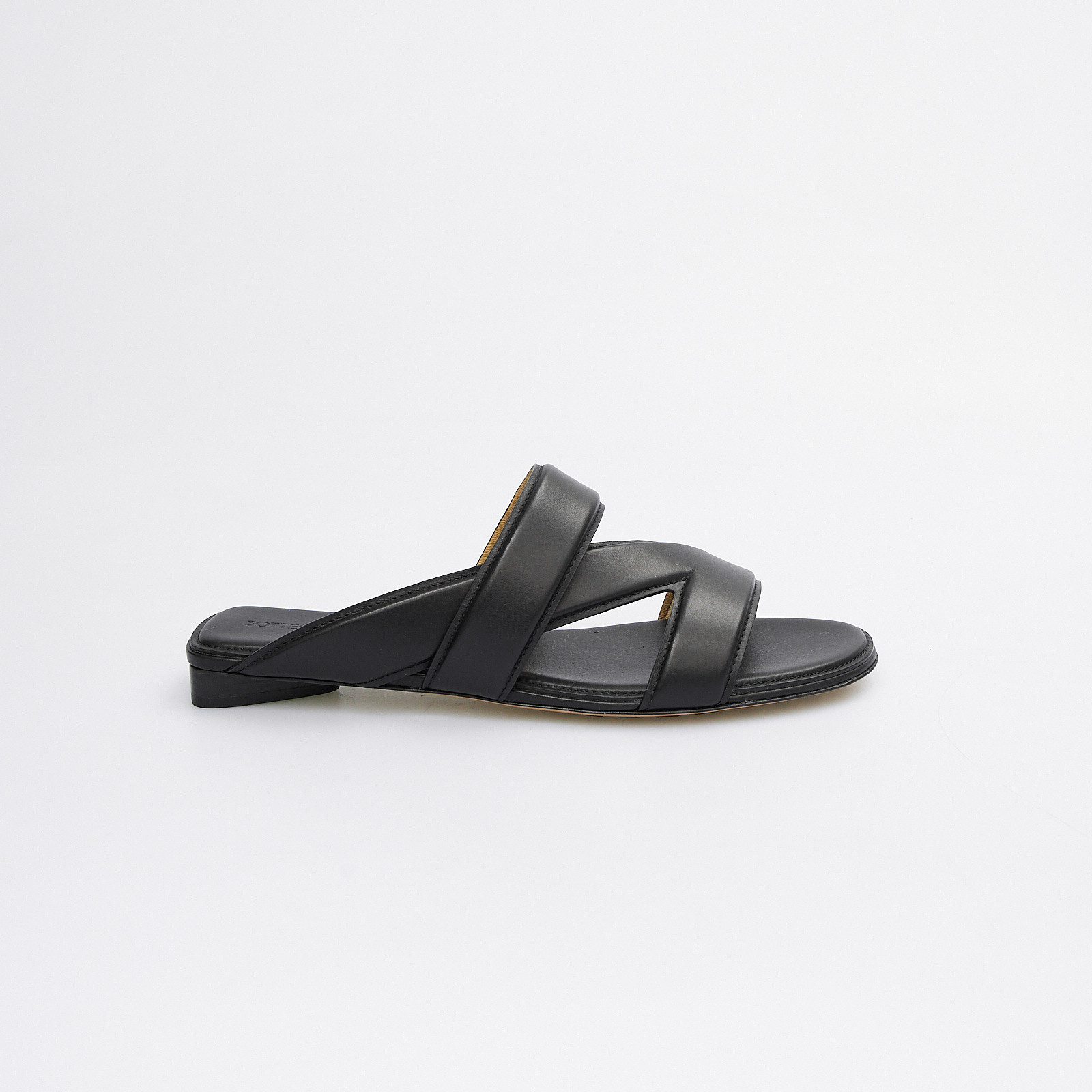 Сандалии черного цвета Bottega Veneta - фото из каталога магазина брендовой одежды Second Friend Store Сандалии Bottega Veneta - купить оригинал в секонд-хенде SFS - 1