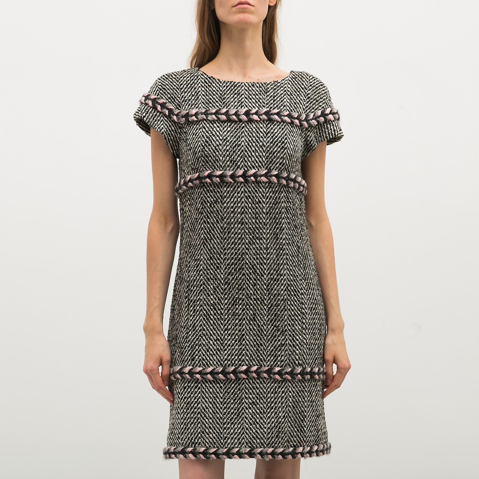 Платье черного цвета Chanel - фото из каталога магазина брендовой одежды Second Friend Store Платье Chanel - купить оригинал в секонд-хенде SFS - 1