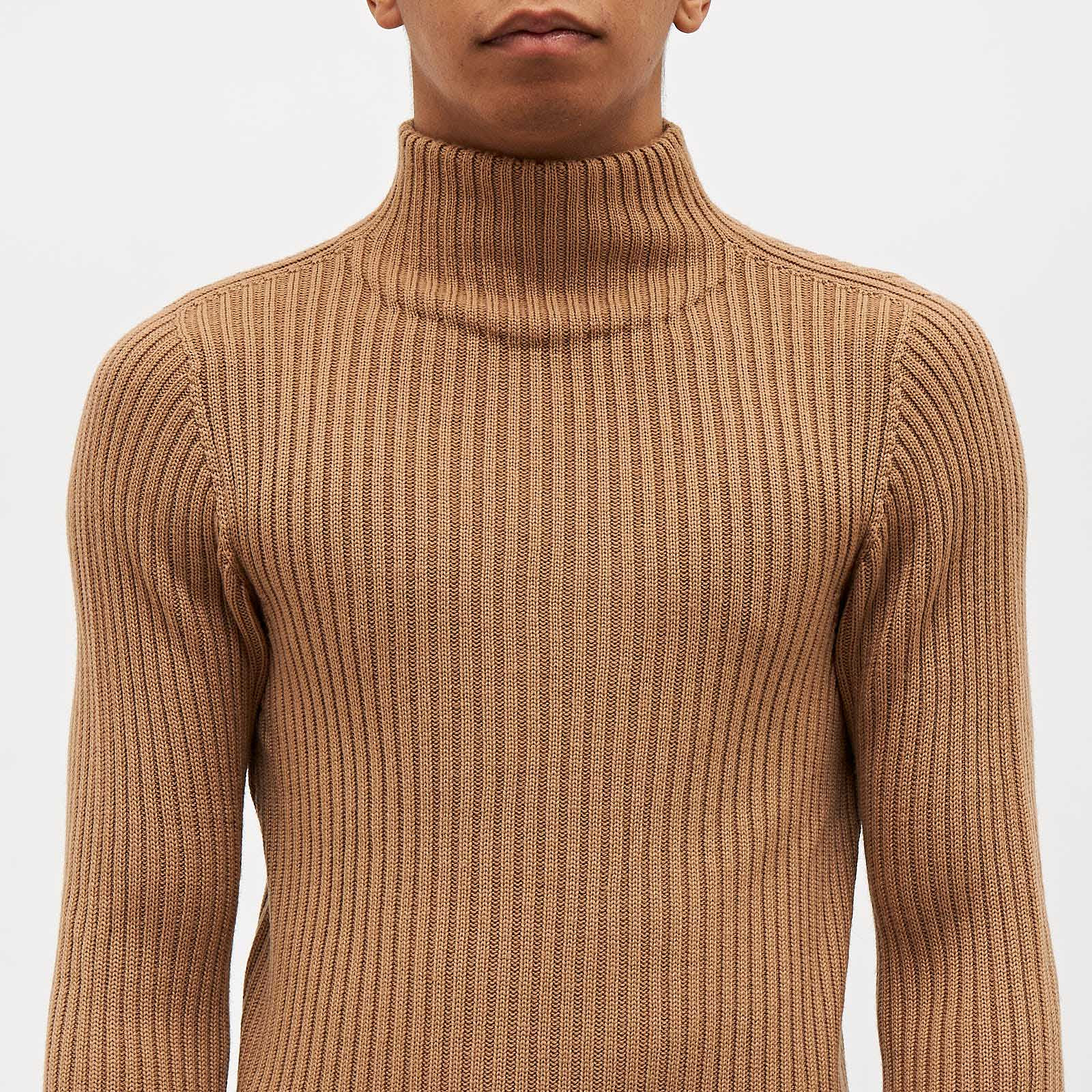 Водолазка бежевого цвета Dolce&Gabbana - фото из каталога магазина брендовой одежды Second Friend Store Водолазка Dolce&Gabbana - купить оригинал в секонд-хенде SFS - 4