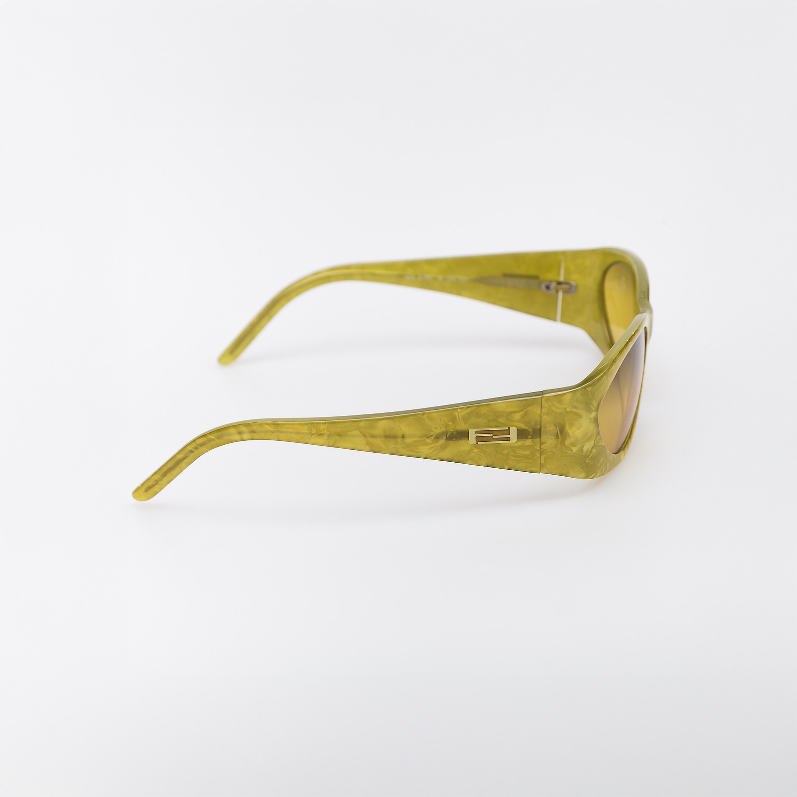 Солнцезащитные очки желтого цвета Fendi - фото из каталога магазина брендовой одежды Second Friend Store Солнцезащитные очки Fendi - купить оригинал в секонд-хенде SFS - 3