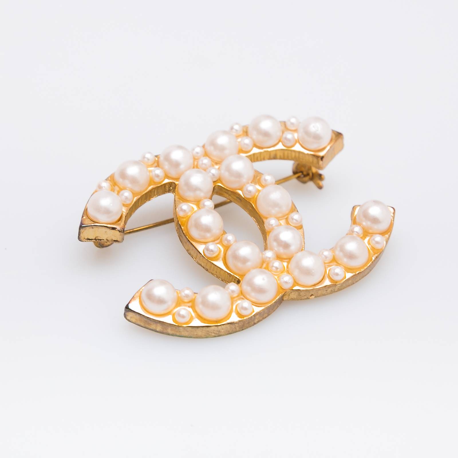 Брошь золотого цвета Chanel - фото из каталога магазина брендовой одежды Second Friend Store Брошь Chanel - купить оригинал в секонд-хенде SFS - 4