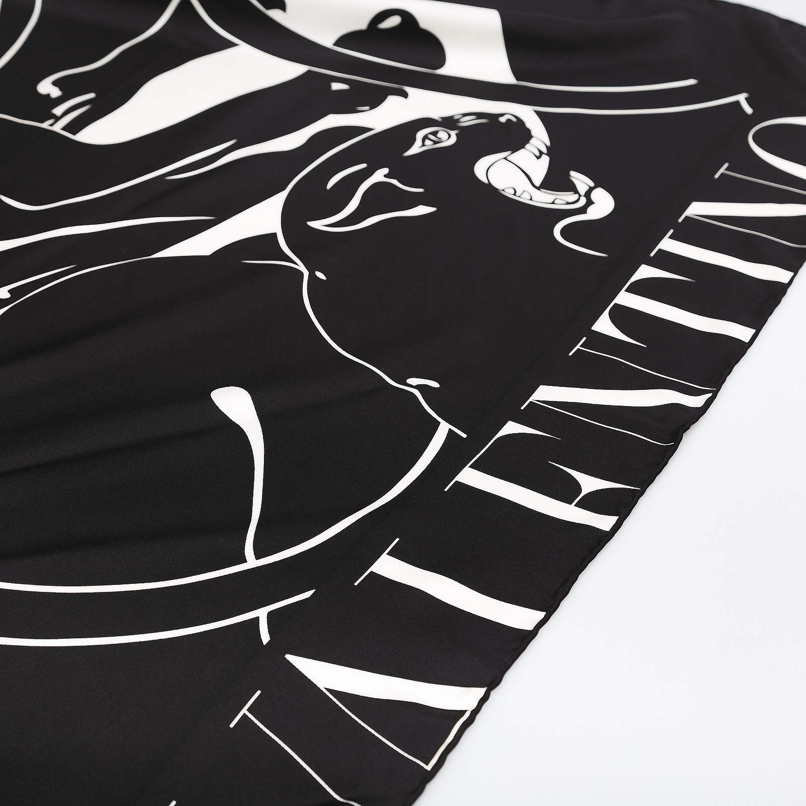 Платок черного цвета Valentino - фото из каталога магазина брендовой одежды Second Friend Store Платок Valentino - купить оригинал в секонд-хенде SFS - 3