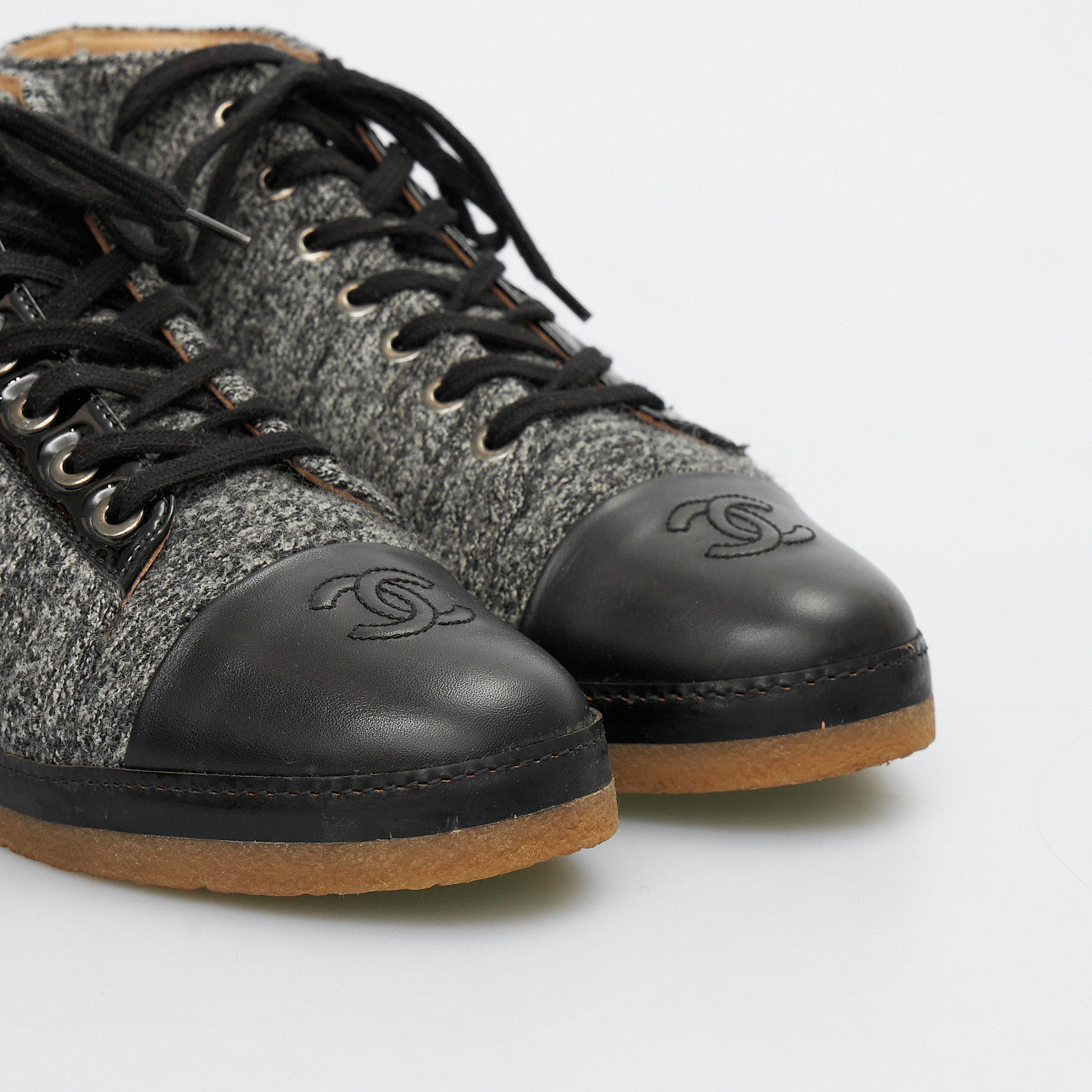 Ботинки серого цвета Chanel - фото из каталога магазина брендовой одежды Second Friend Store Ботинки Chanel - купить оригинал в секонд-хенде SFS - 4