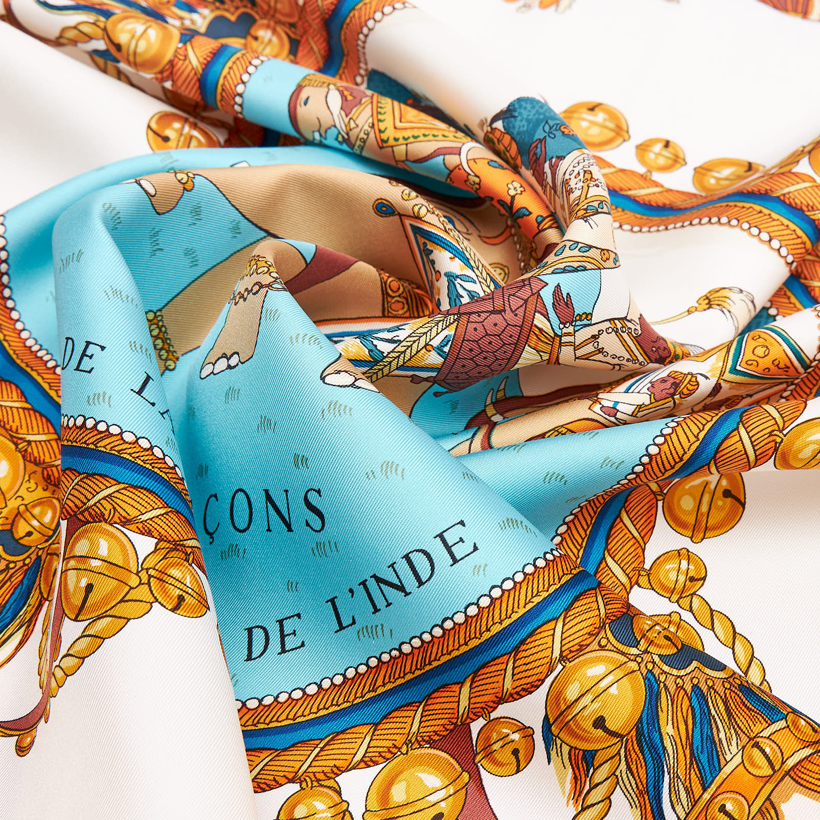 Платок белого цвета Hermes - фото из каталога магазина брендовой одежды Second Friend Store Платок Hermes - купить оригинал в секонд-хенде SFS - 6