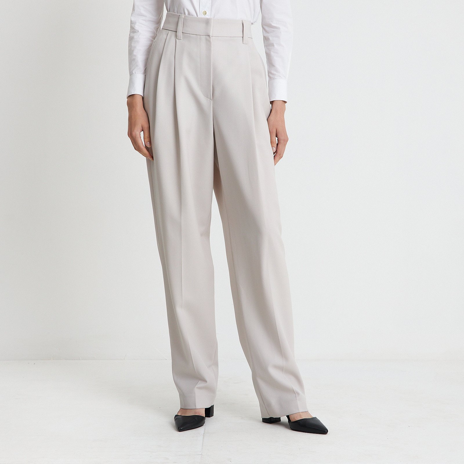 Брюки серого цвета Brunello Cucinelli - фото из каталога магазина брендовой одежды Second Friend Store Брюки Brunello Cucinelli - купить оригинал в секонд-хенде SFS - 1