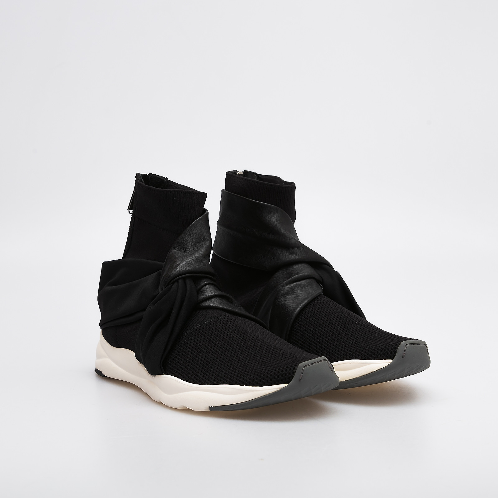 Кроссовки черного цвета Balmain - фото из каталога магазина брендовой одежды Second Friend Store Кроссовки Balmain - купить оригинал в секонд-хенде SFS - 2