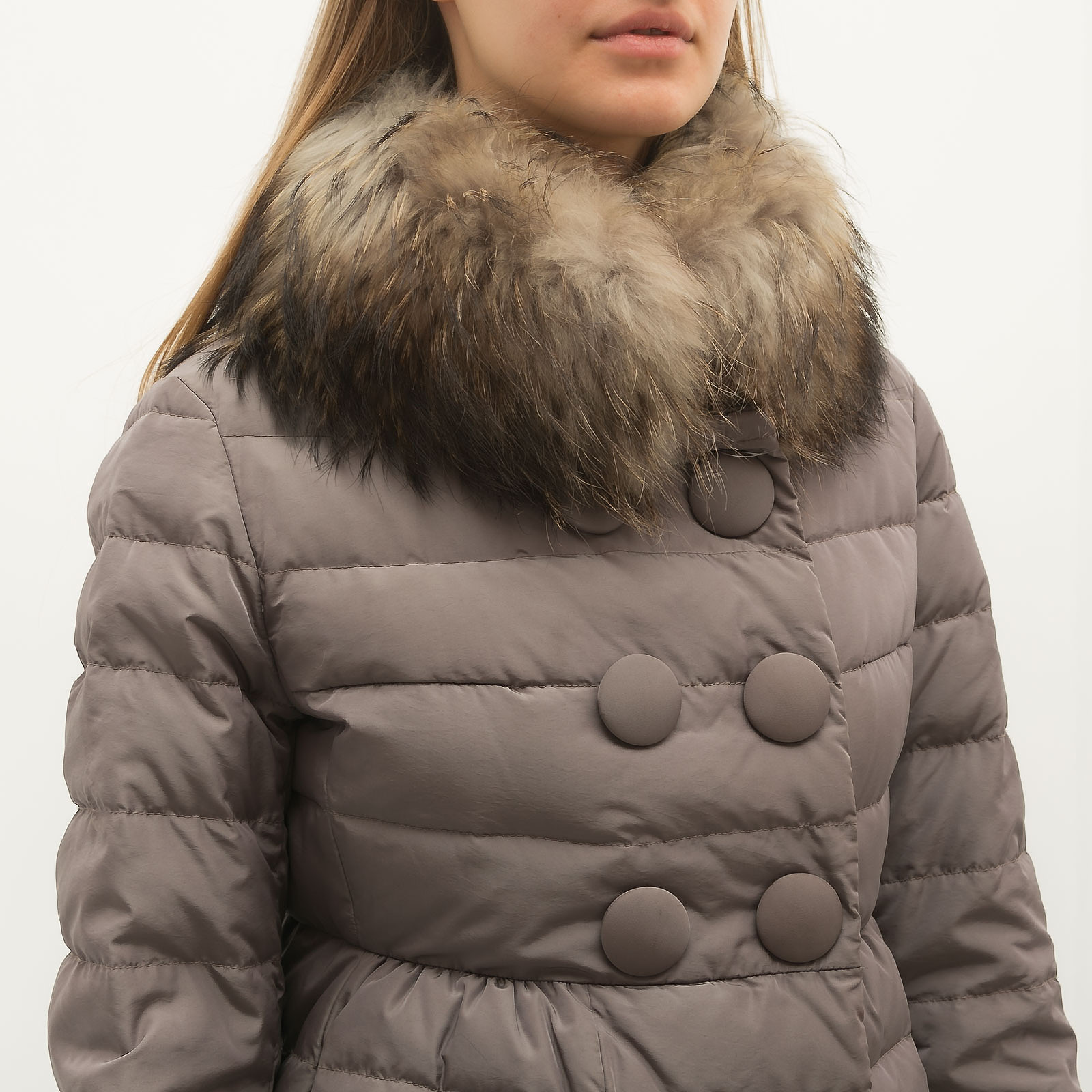 Пуховик серого цвета Moncler - фото из каталога магазина брендовой одежды Second Friend Store Пуховик Moncler - купить оригинал в секонд-хенде SFS - 4