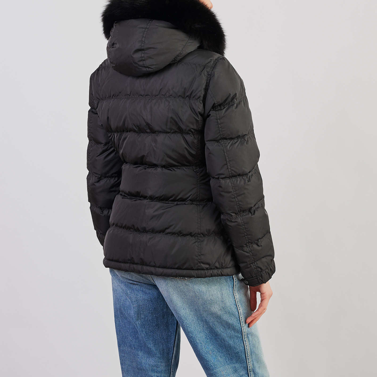 Пуховик черного цвета Prada - фото из каталога магазина брендовой одежды Second Friend Store Пуховик Prada - купить оригинал в секонд-хенде SFS - 2