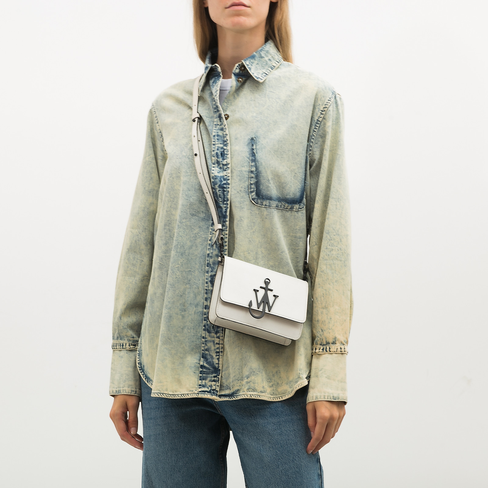 Сумка белого цвета JW Anderson - фото из каталога магазина брендовой одежды Second Friend Store Сумка JW Anderson - купить оригинал в секонд-хенде SFS - 2