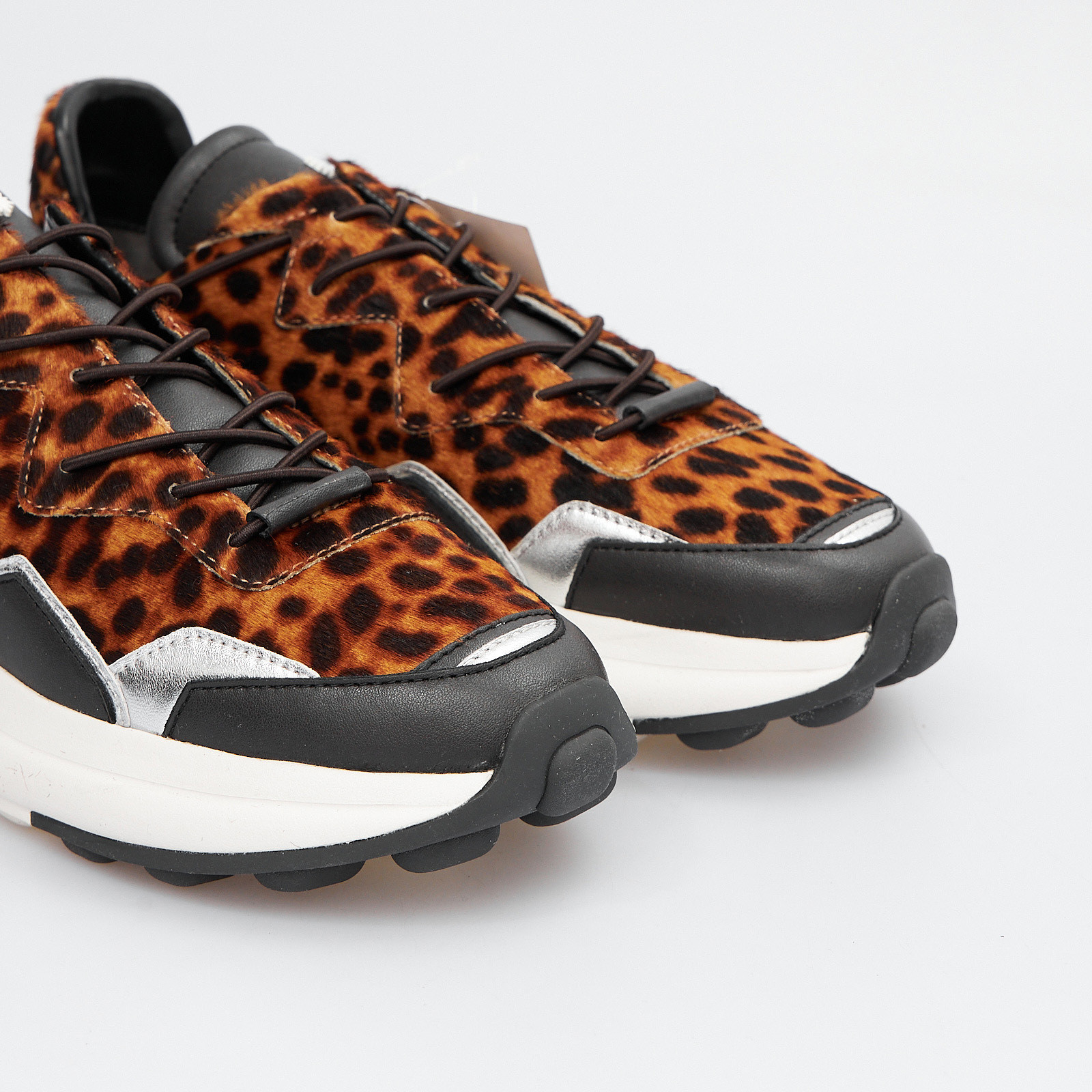 Кроссовки коричневого цвета Stuart Weitzman - фото из каталога магазина брендовой одежды Second Friend Store Кроссовки Stuart Weitzman - купить оригинал в секонд-хенде SFS - 4