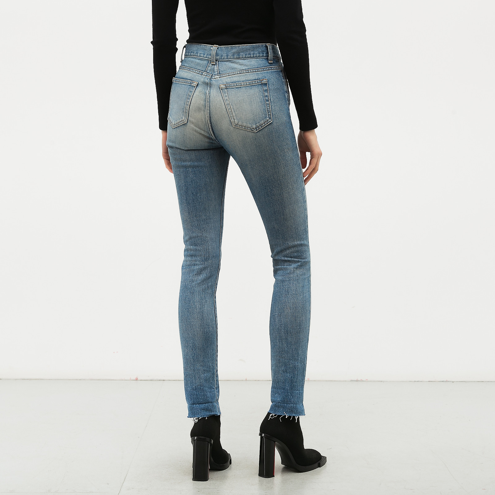 Джинсы голубого цвета Saint Laurent - фото из каталога магазина брендовой одежды Second Friend Store Джинсы Saint Laurent - купить оригинал в секонд-хенде SFS - 3