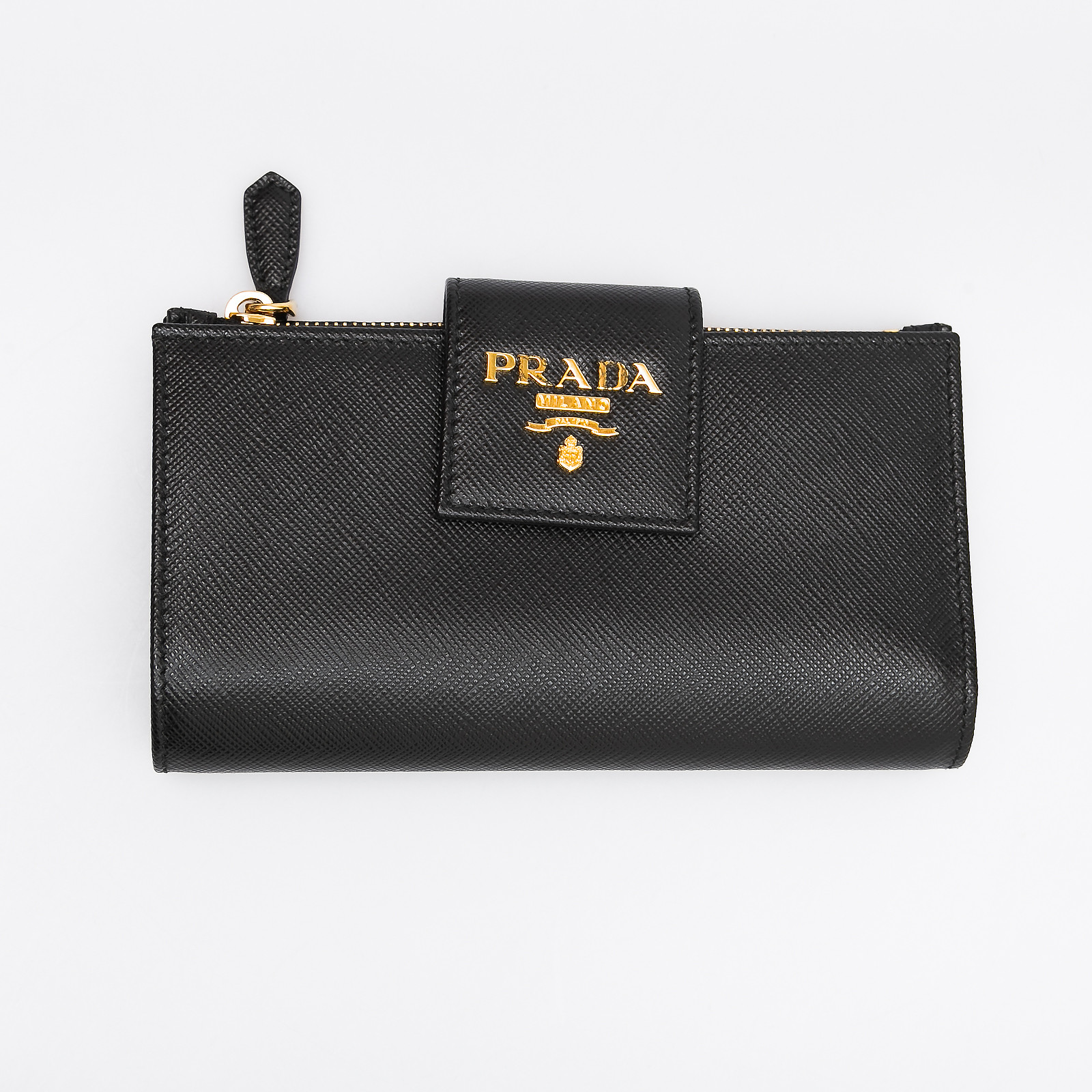 Кошелек черного цвета Prada - фото из каталога магазина брендовой одежды Second Friend Store Кошелек Prada - купить оригинал в секонд-хенде SFS - 1