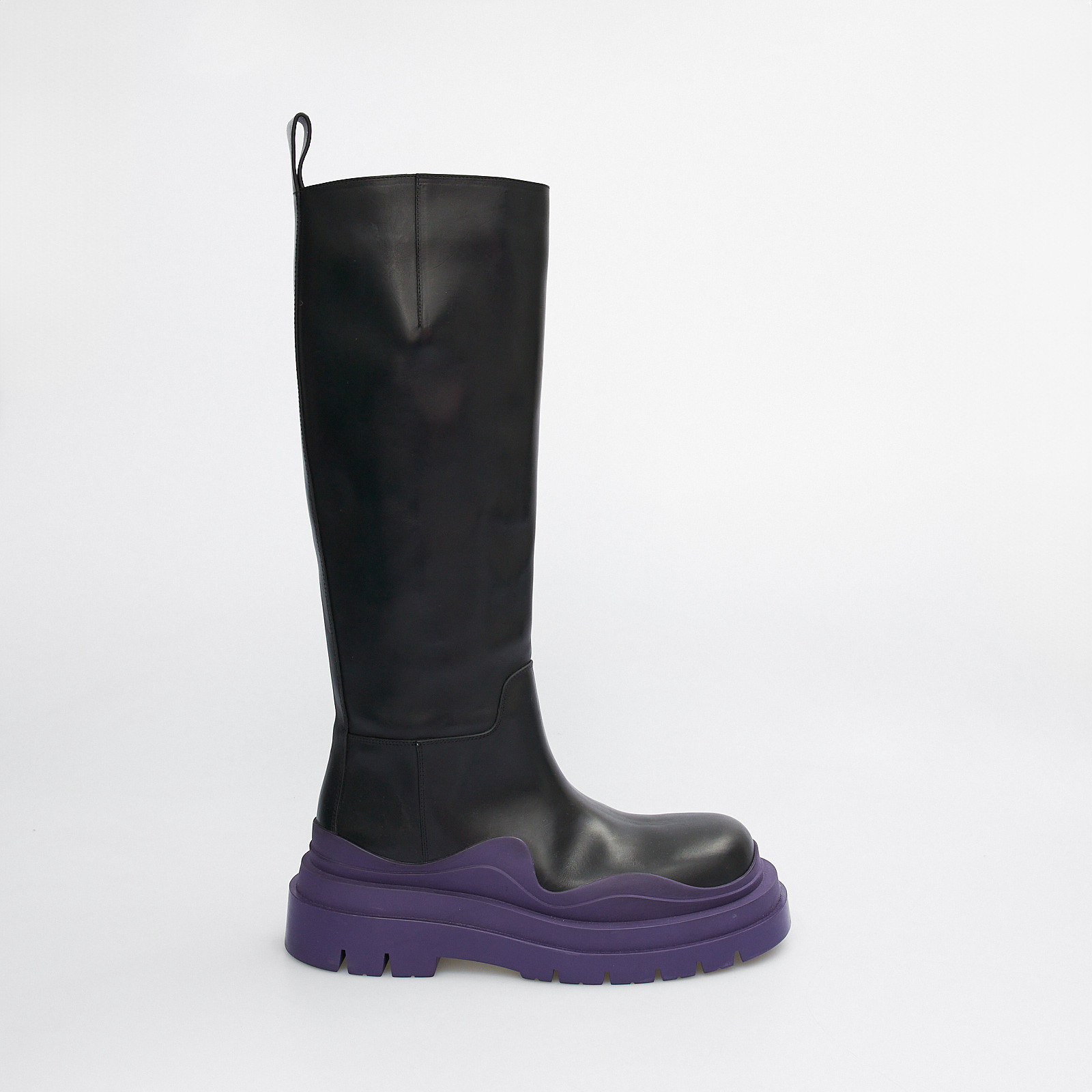 Сапоги черного цвета Bottega Veneta - фото из каталога магазина брендовой одежды Second Friend Store Сапоги Bottega Veneta - купить оригинал в секонд-хенде SFS - 1